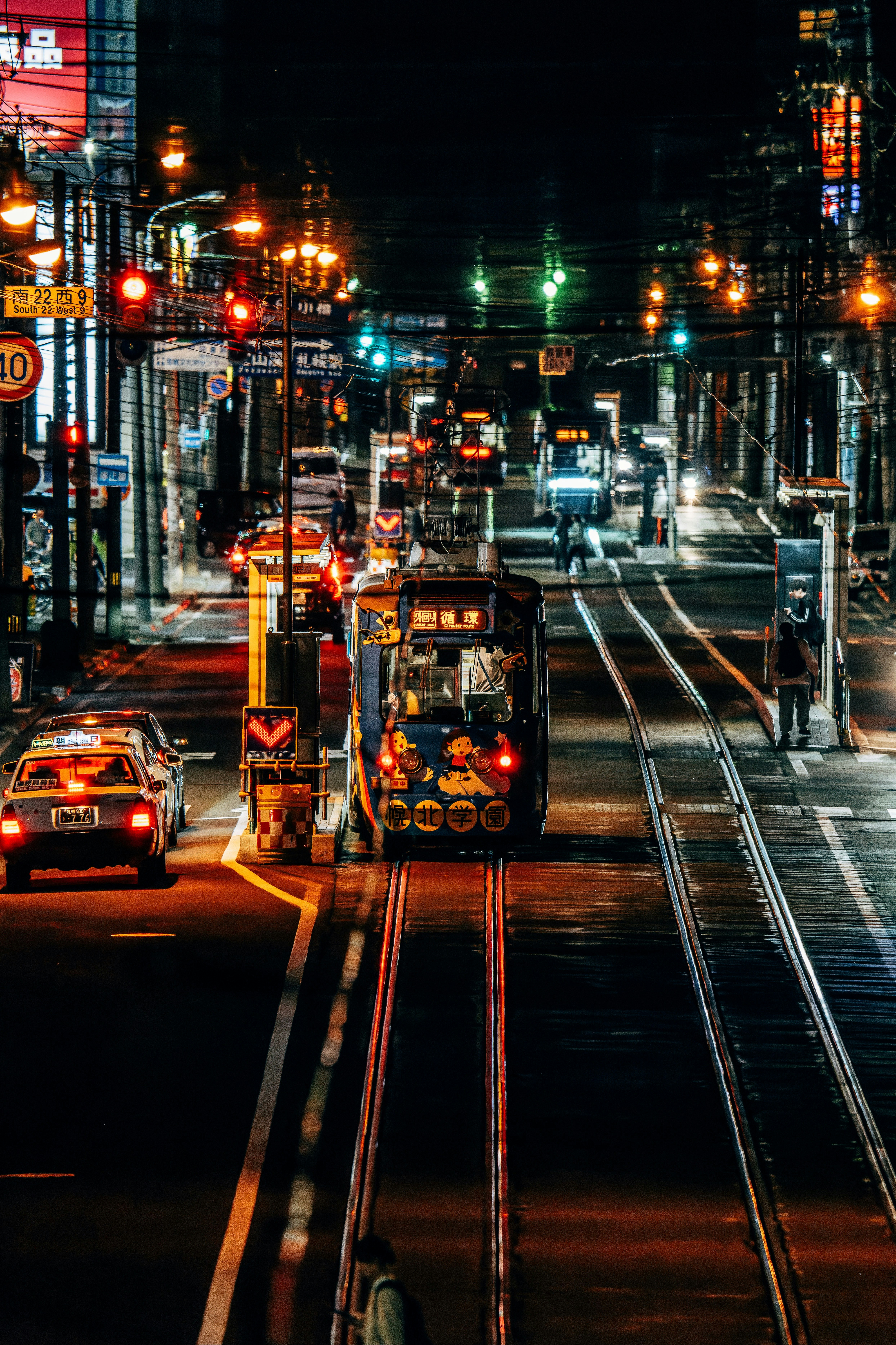 夜の札幌の路面電車が走る街並み