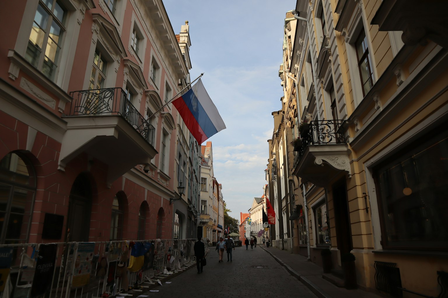 Vue d'une rue historique avec un drapeau russe