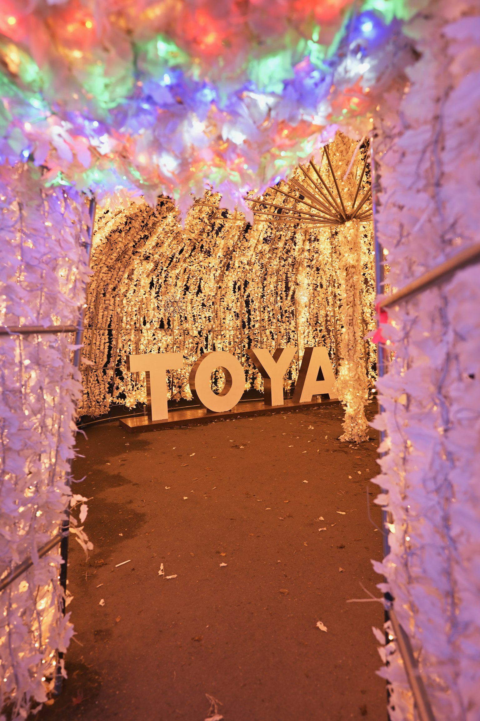 Einfaches graues Quadrat auf dunklem Hintergrund