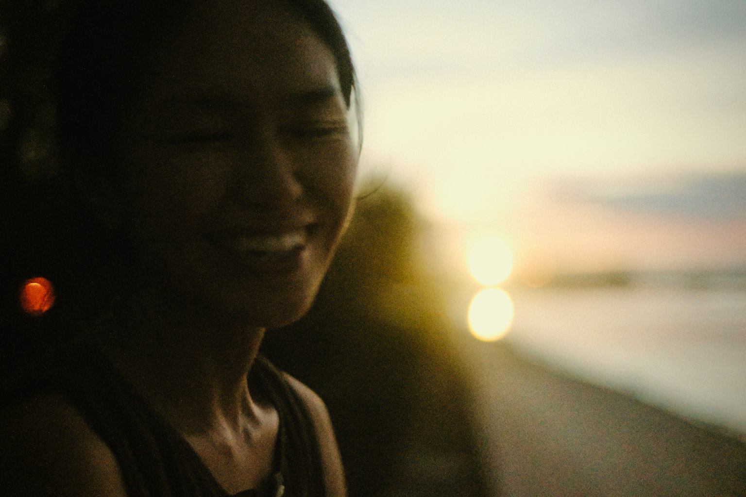 夕陽下微笑的女性肖像