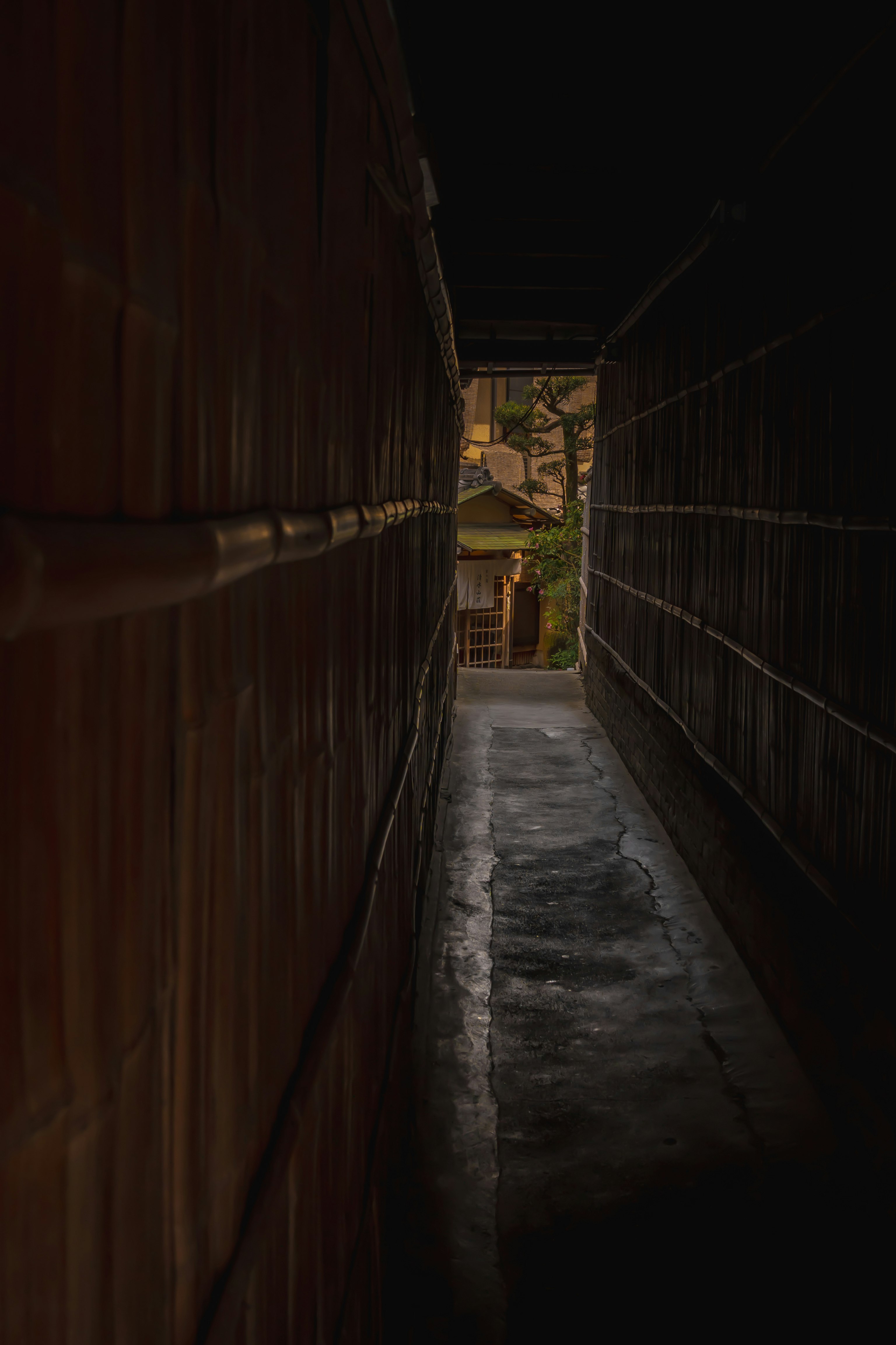 木造の路地に続く薄暗い通路