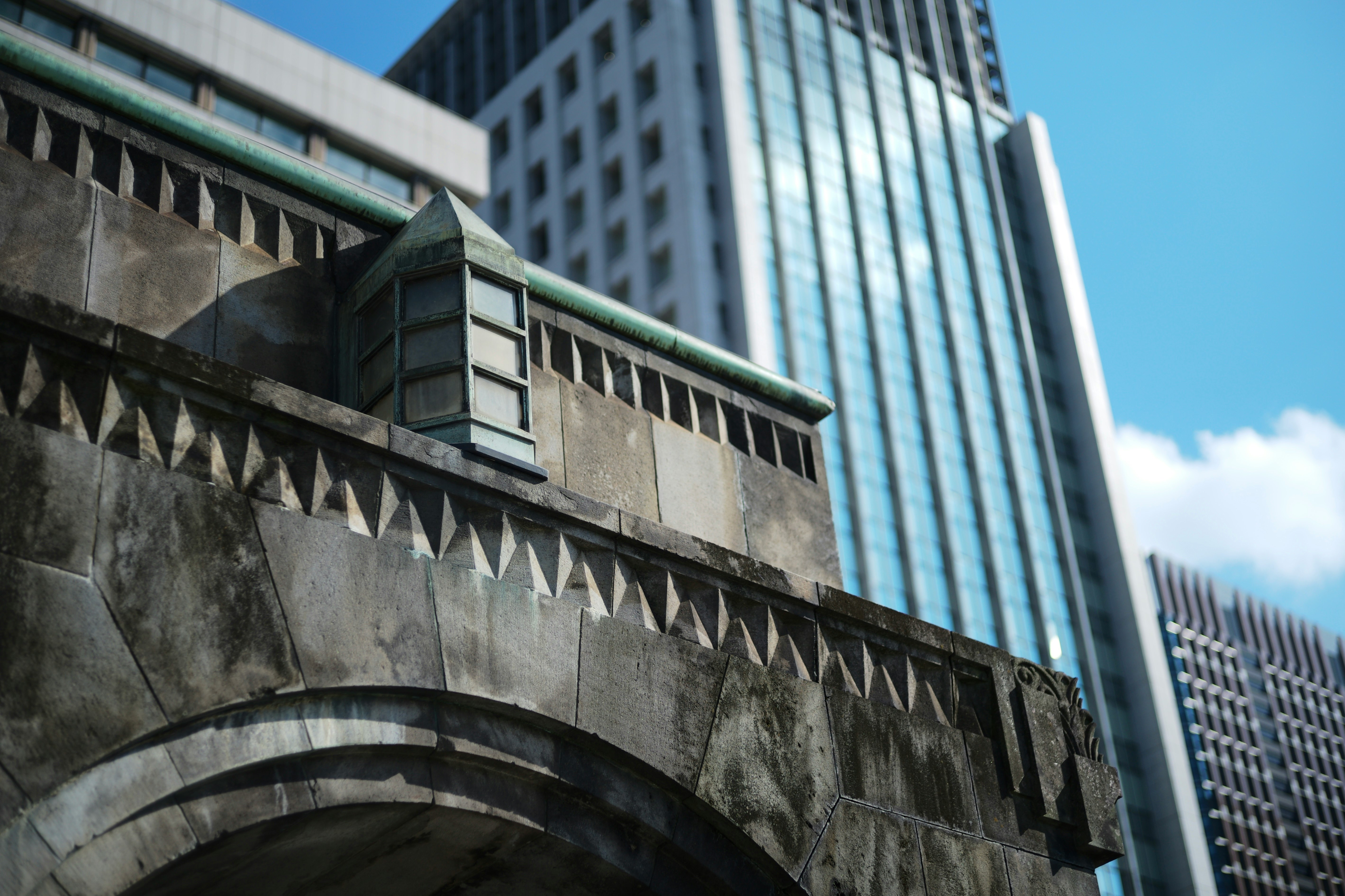 rue de Tokyo avec une arche en pierre et de grands immeubles