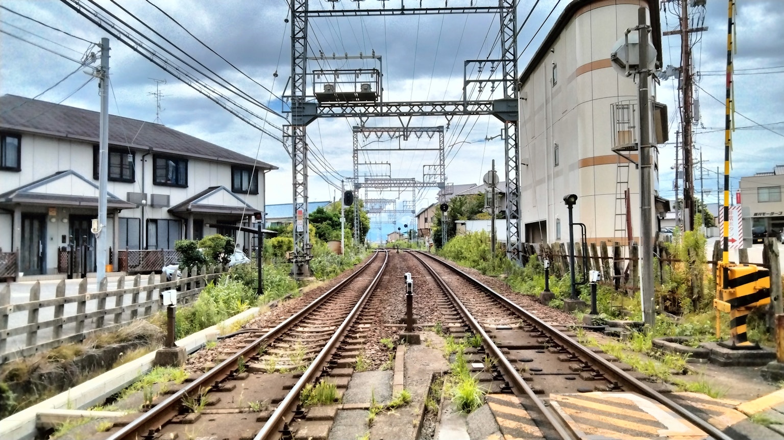 ทิวทัศน์ของรางรถไฟที่มีบ้านรอบๆ