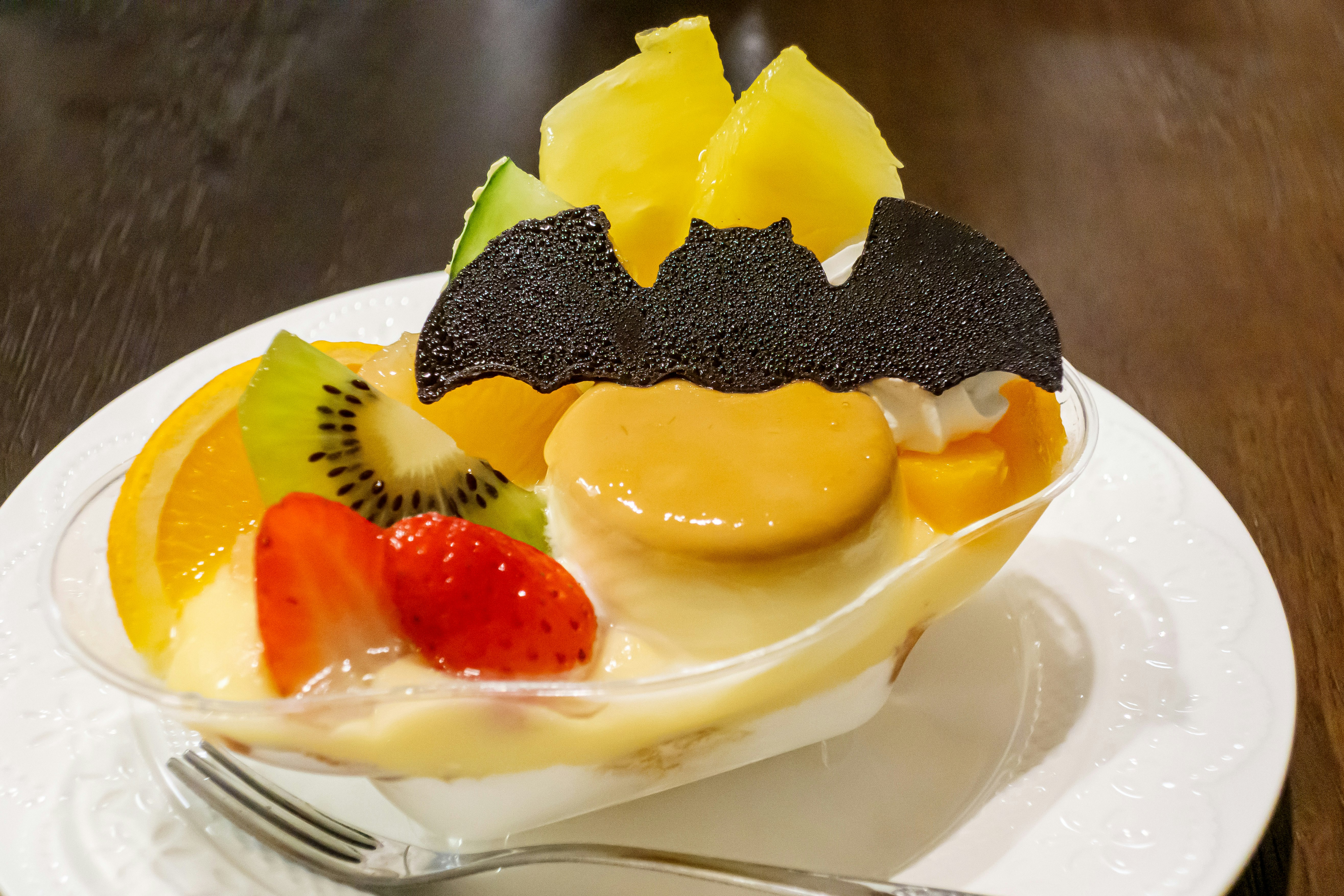 Bánh pudding a la mode phong cách Halloween kèm trái cây
