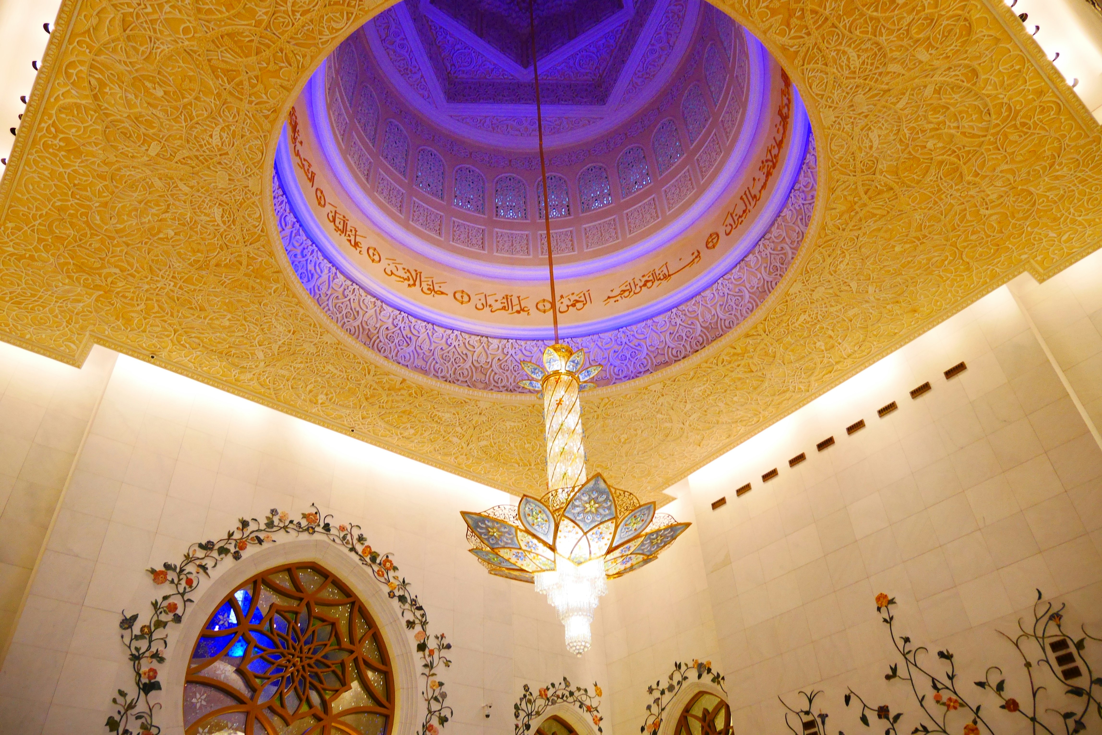 intérieur de dôme avec plafond doré orné et vitraux