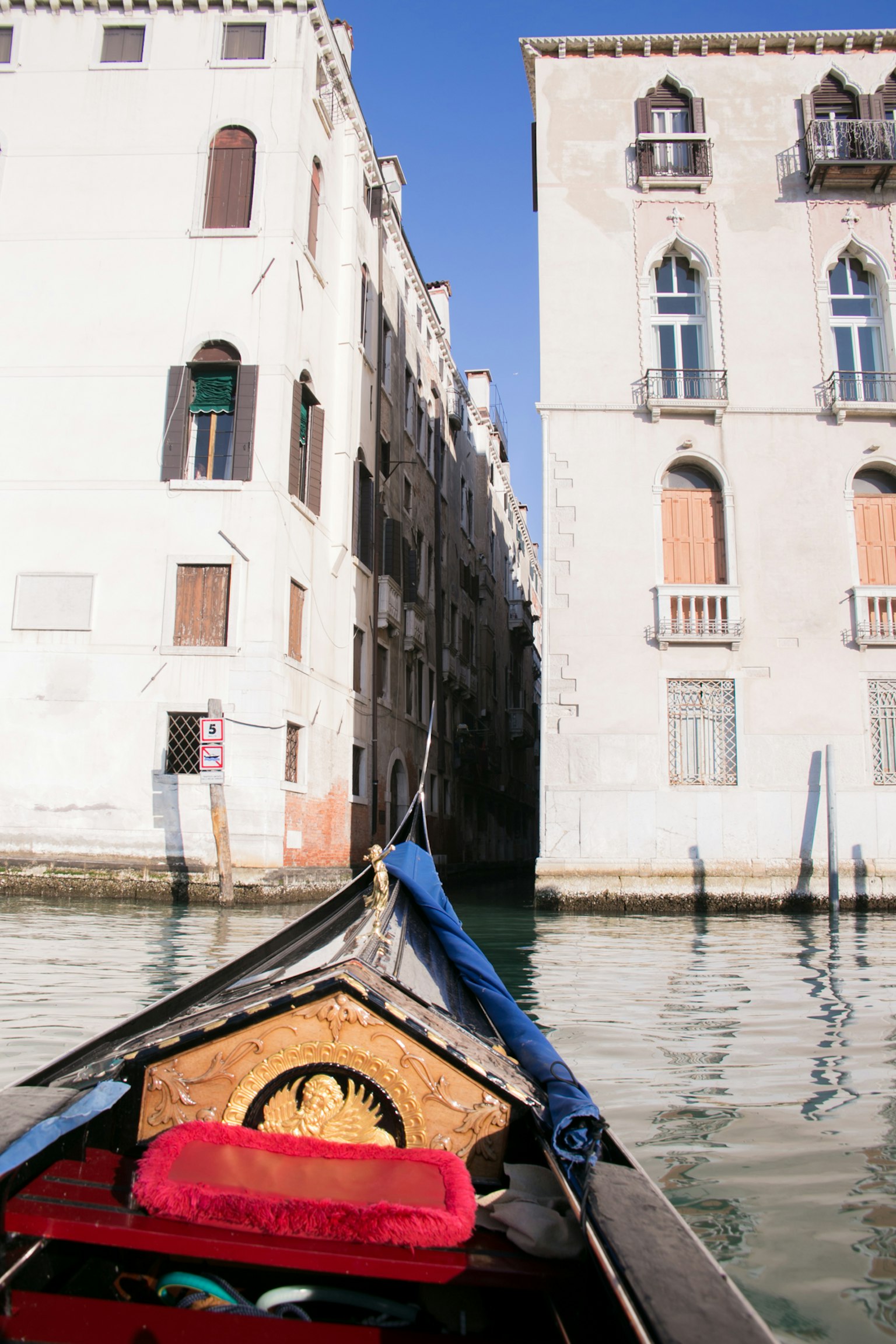 Cảnh kênh hẹp và tòa nhà lịch sử từ gondola
