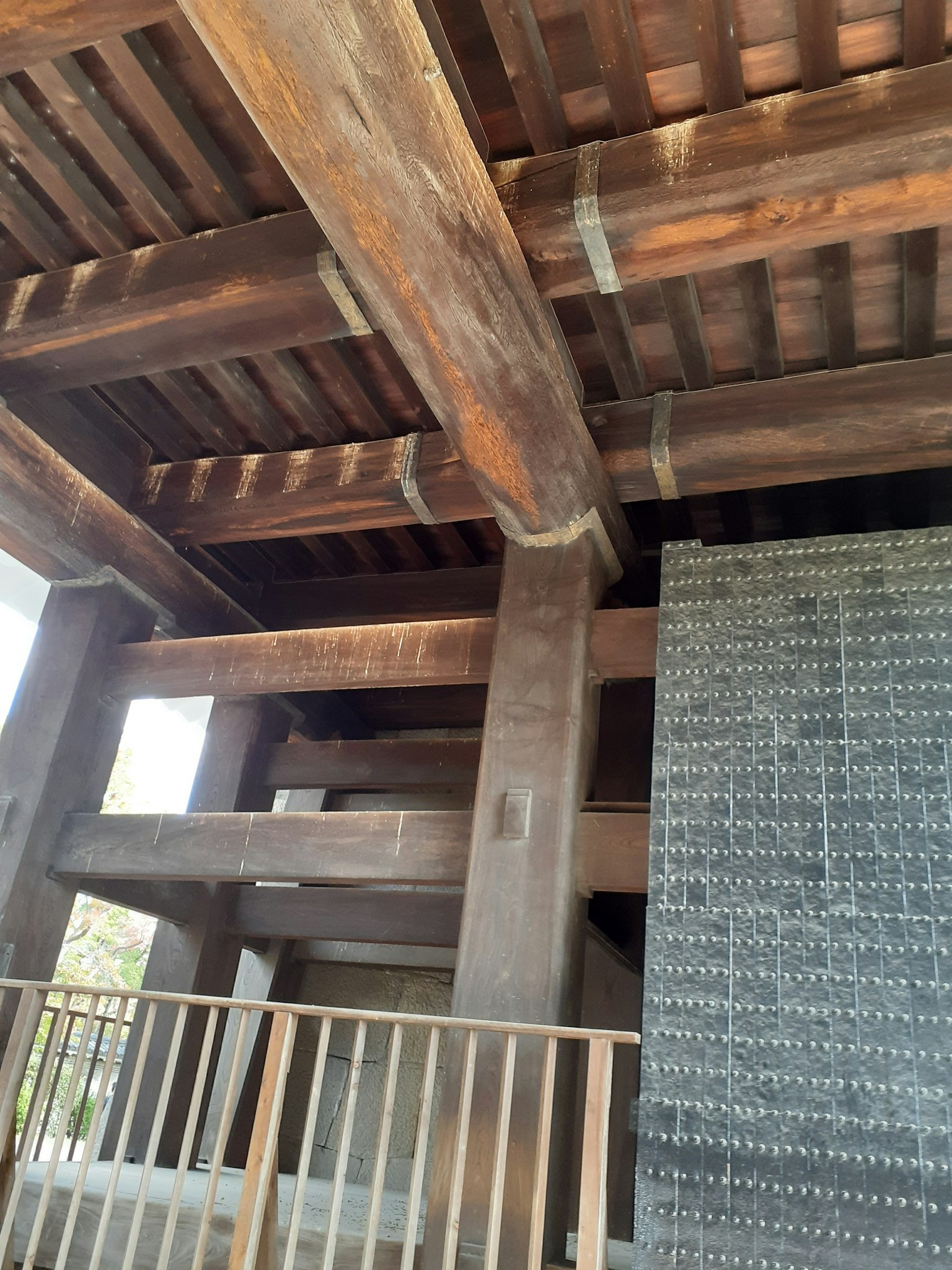 具有木樑和天花板的建築內部結構