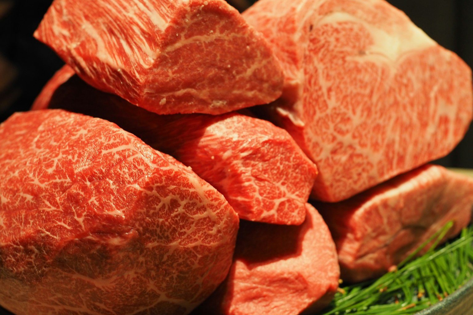 Une belle image de morceaux de bœuf Wagyu de première qualité empilés ensemble