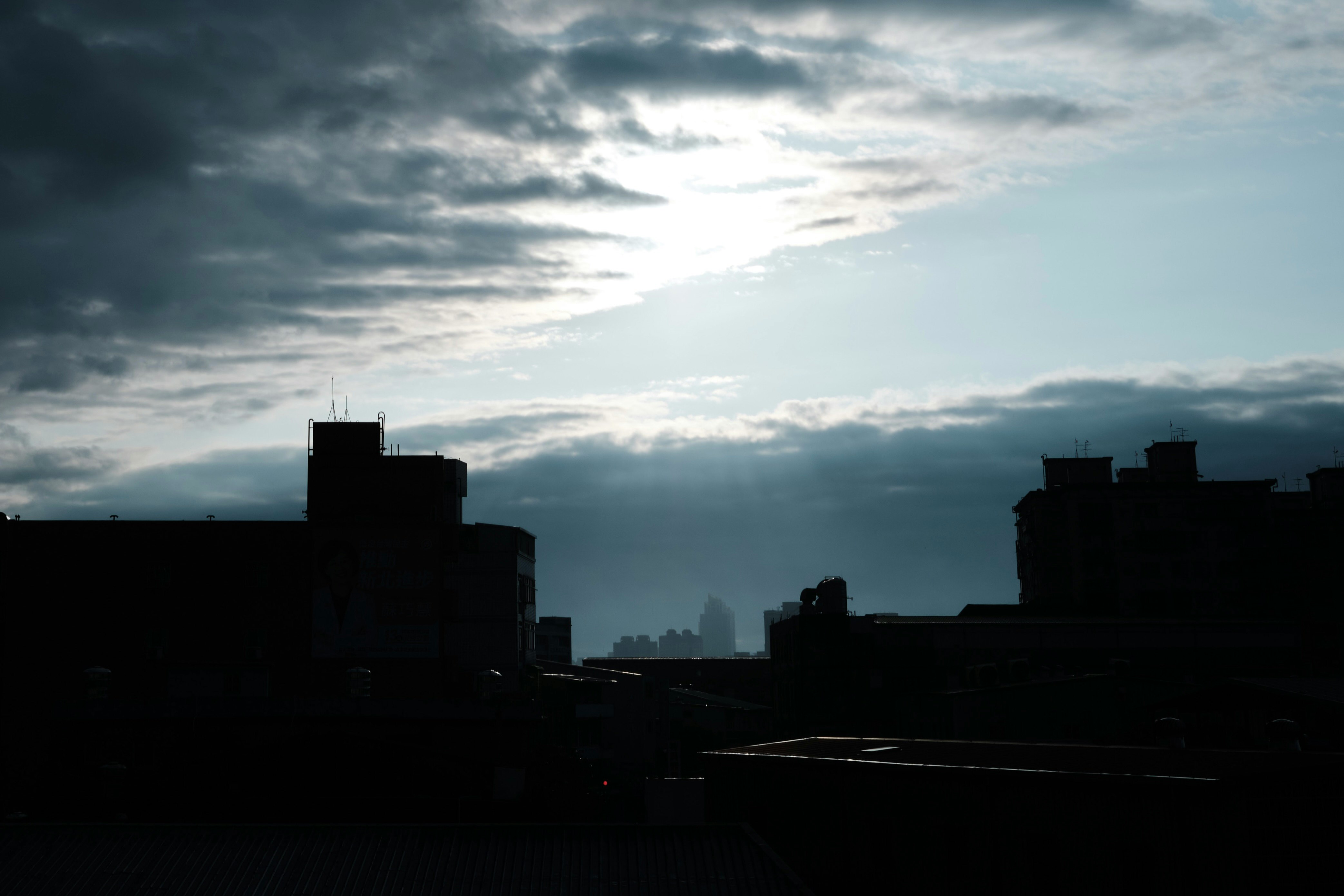 夕暮れの街並みと雲の空