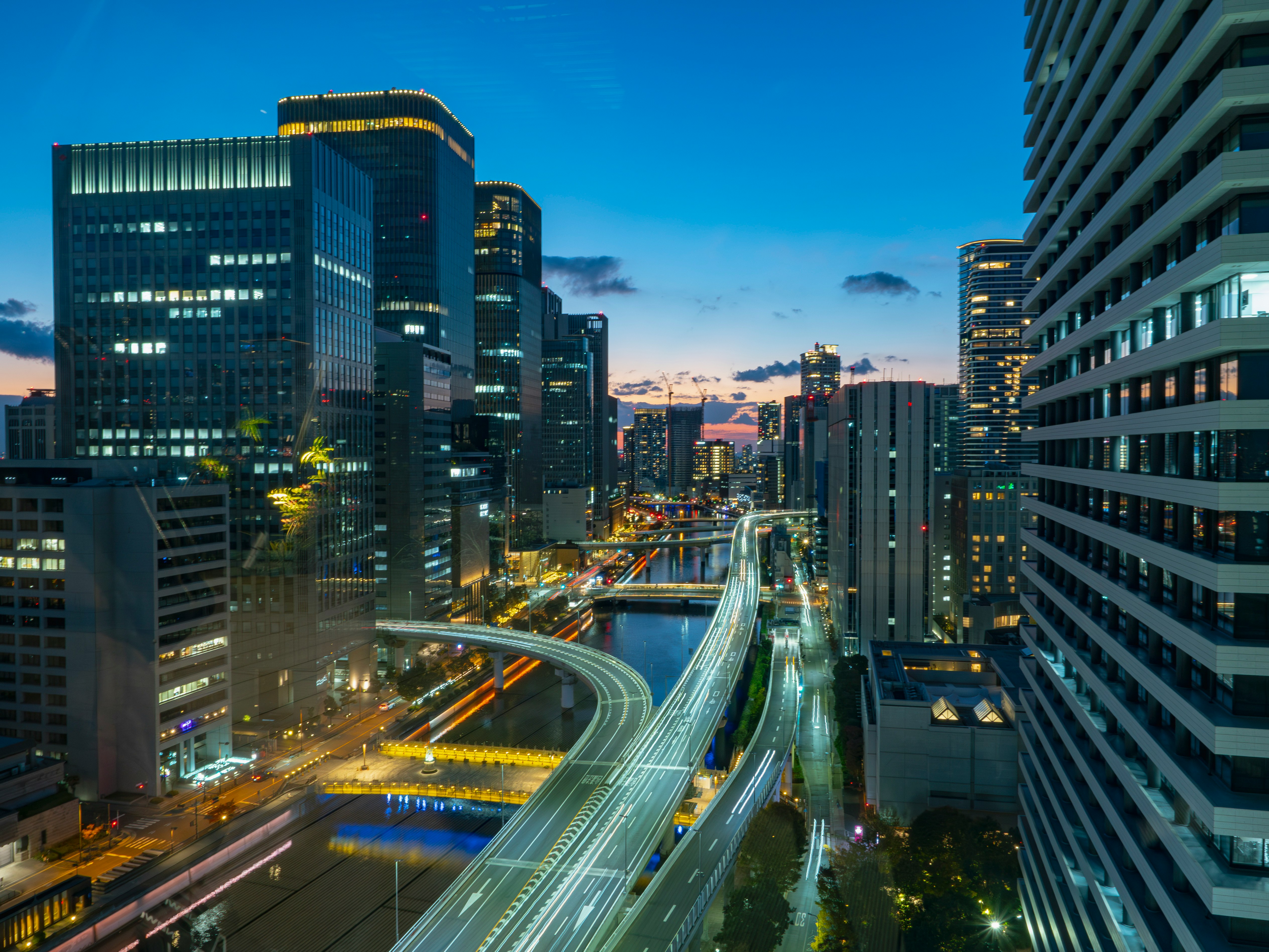 阪神高速と堂島川沿いの夜景