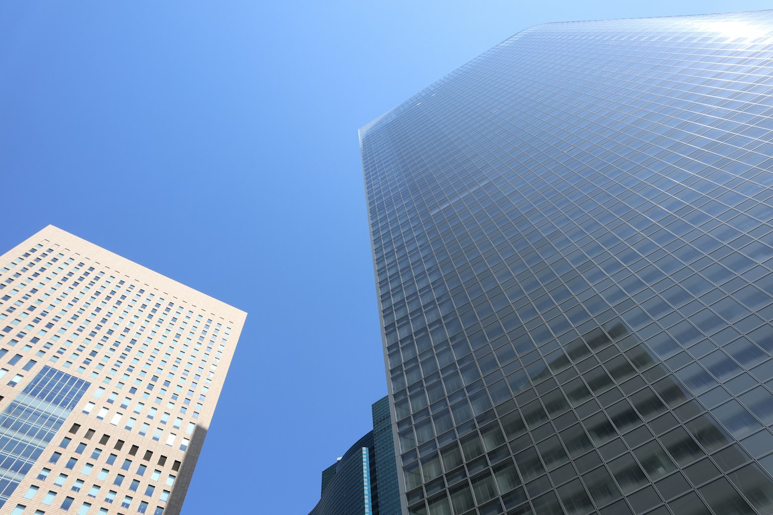 城市风景，蓝天背景下的高楼大厦