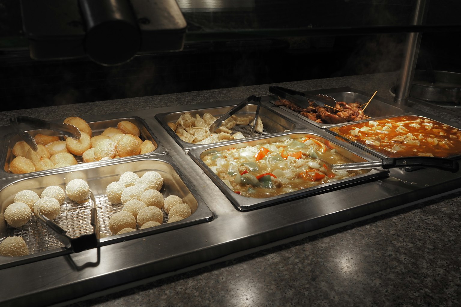 Comida presentada en un mostrador estilo buffet
