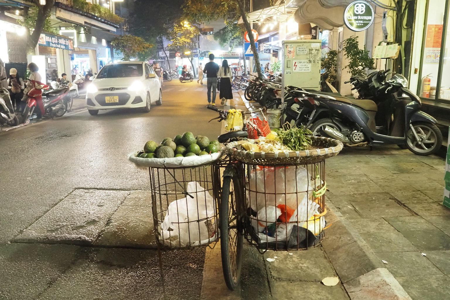 Fahrrad mit Obstkörben an einer Straßenecke in der Nacht
