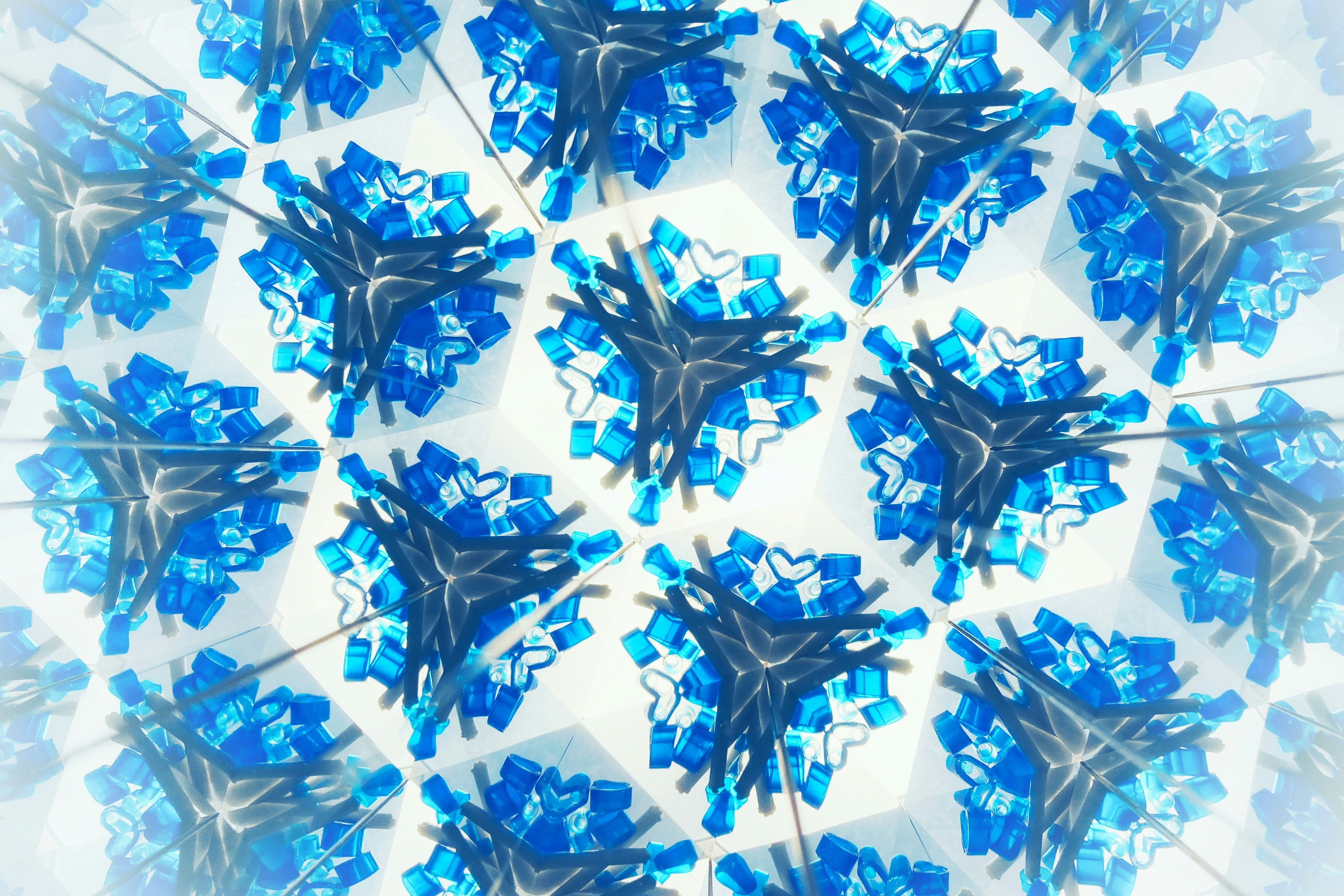 gambar pola fraktal berpusat dari kaleidoskop biru