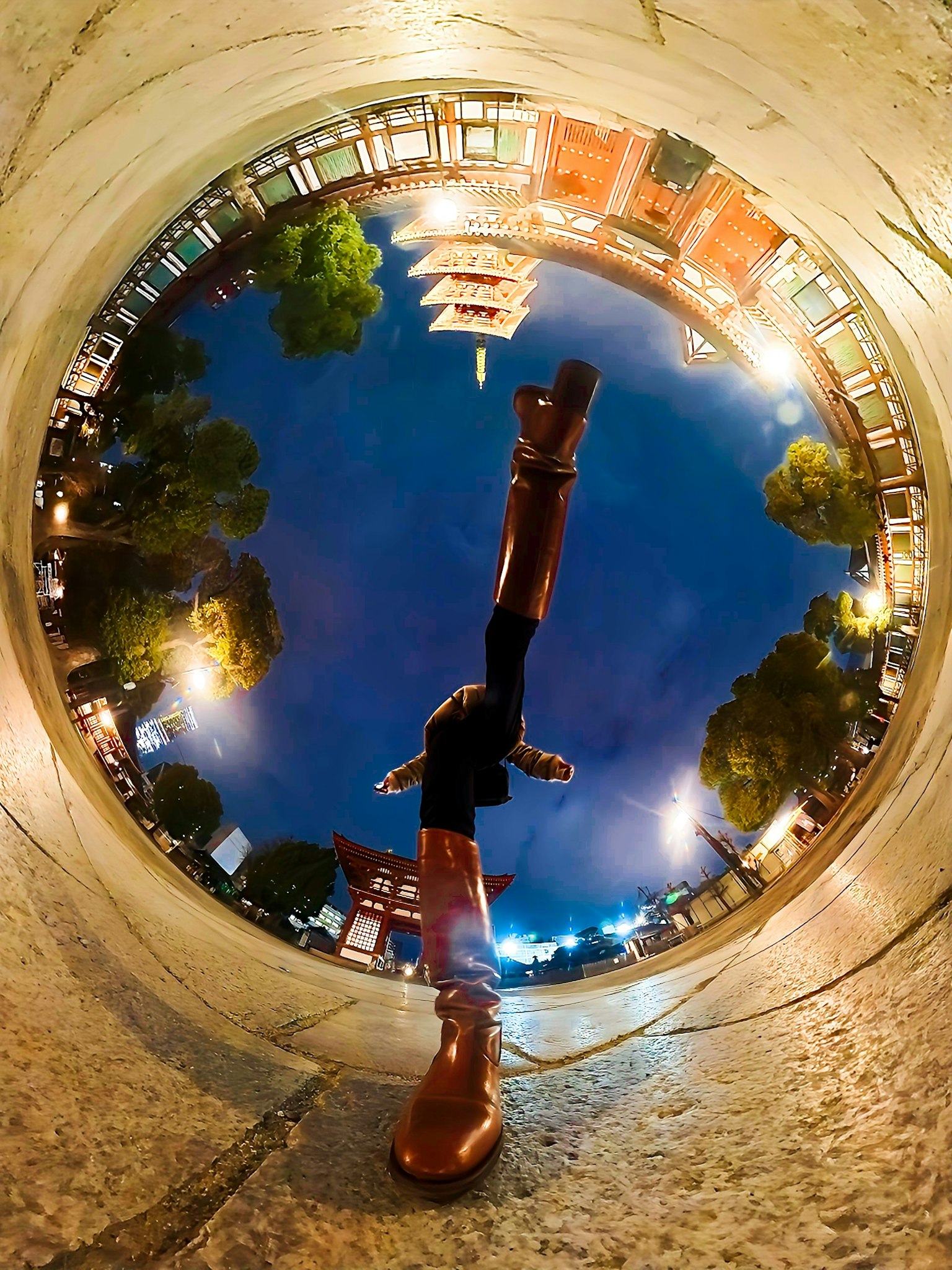 Perspectiva única de una persona haciendo un pino bajo el cielo nocturno