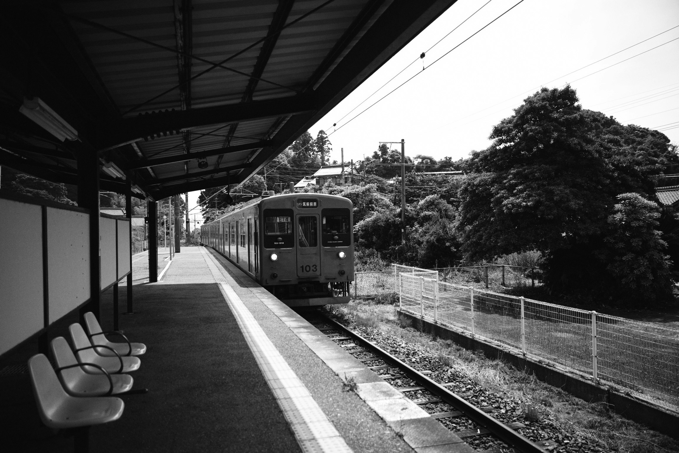 車站月台停靠的列車與長椅