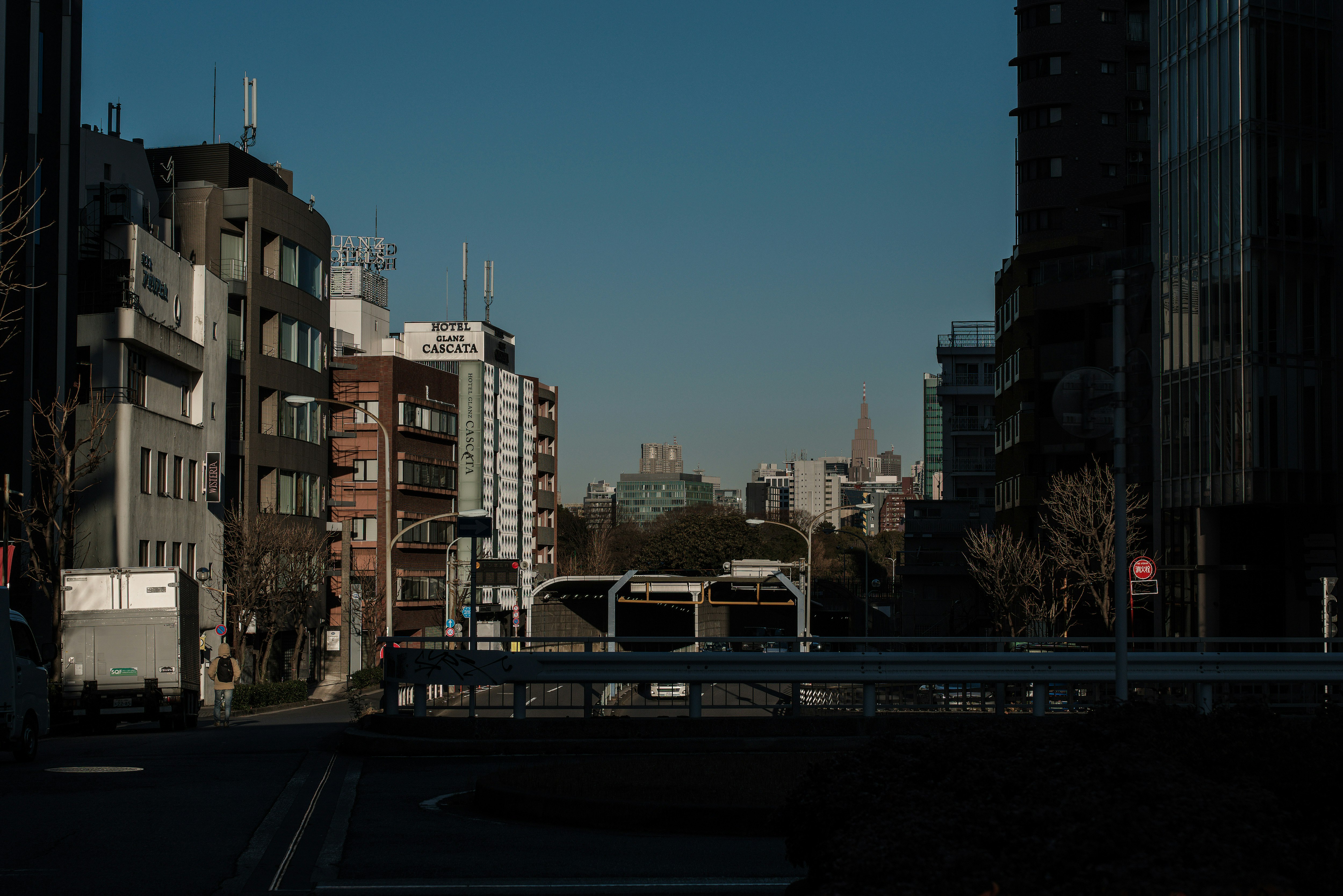 六本木通りの街並みが見える都市の通り景色