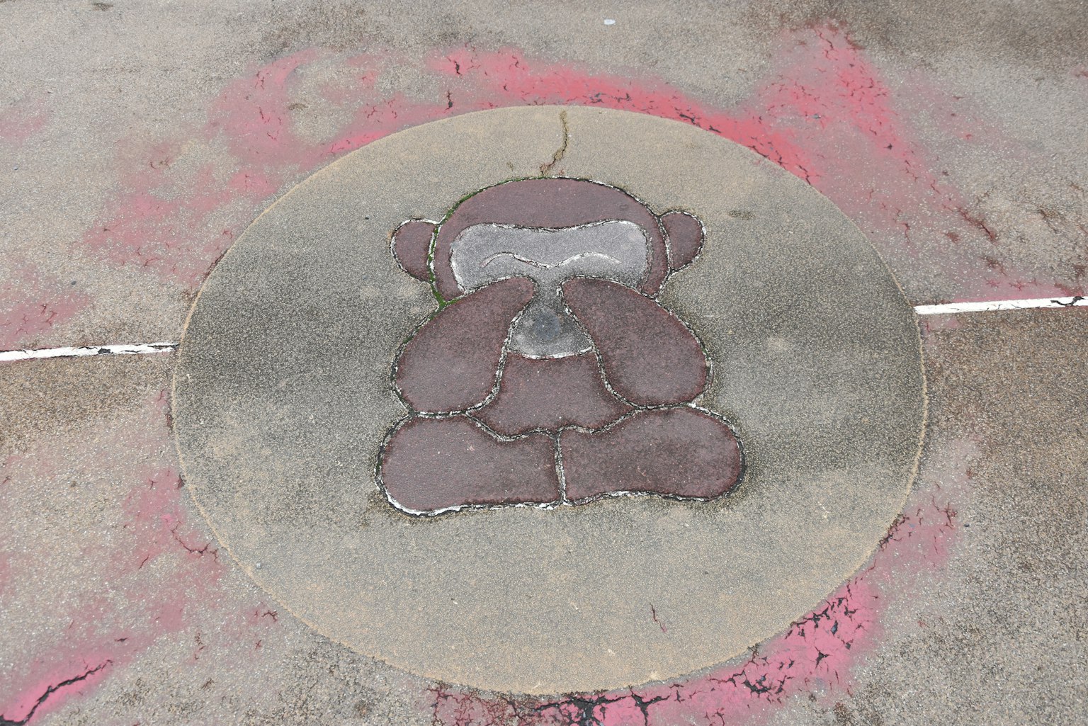 Oeuvre d'art de singe mignon peinte au sol