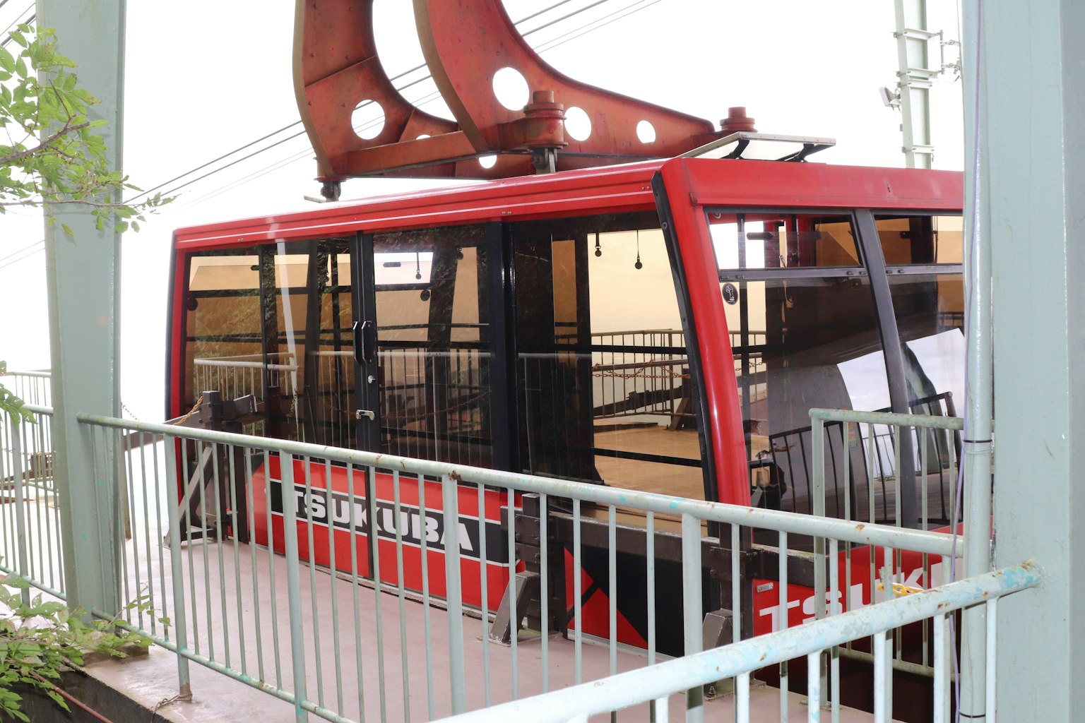 Gondola đỏ tại ga sẵn sàng cho hành khách