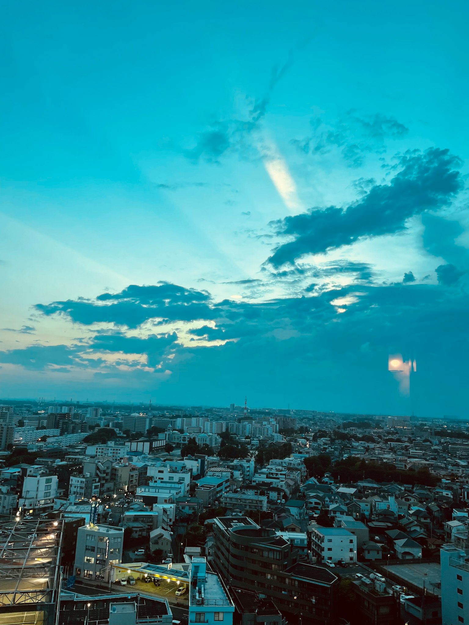 Vue panoramique d'une ville sous un ciel bleu avec des nuages