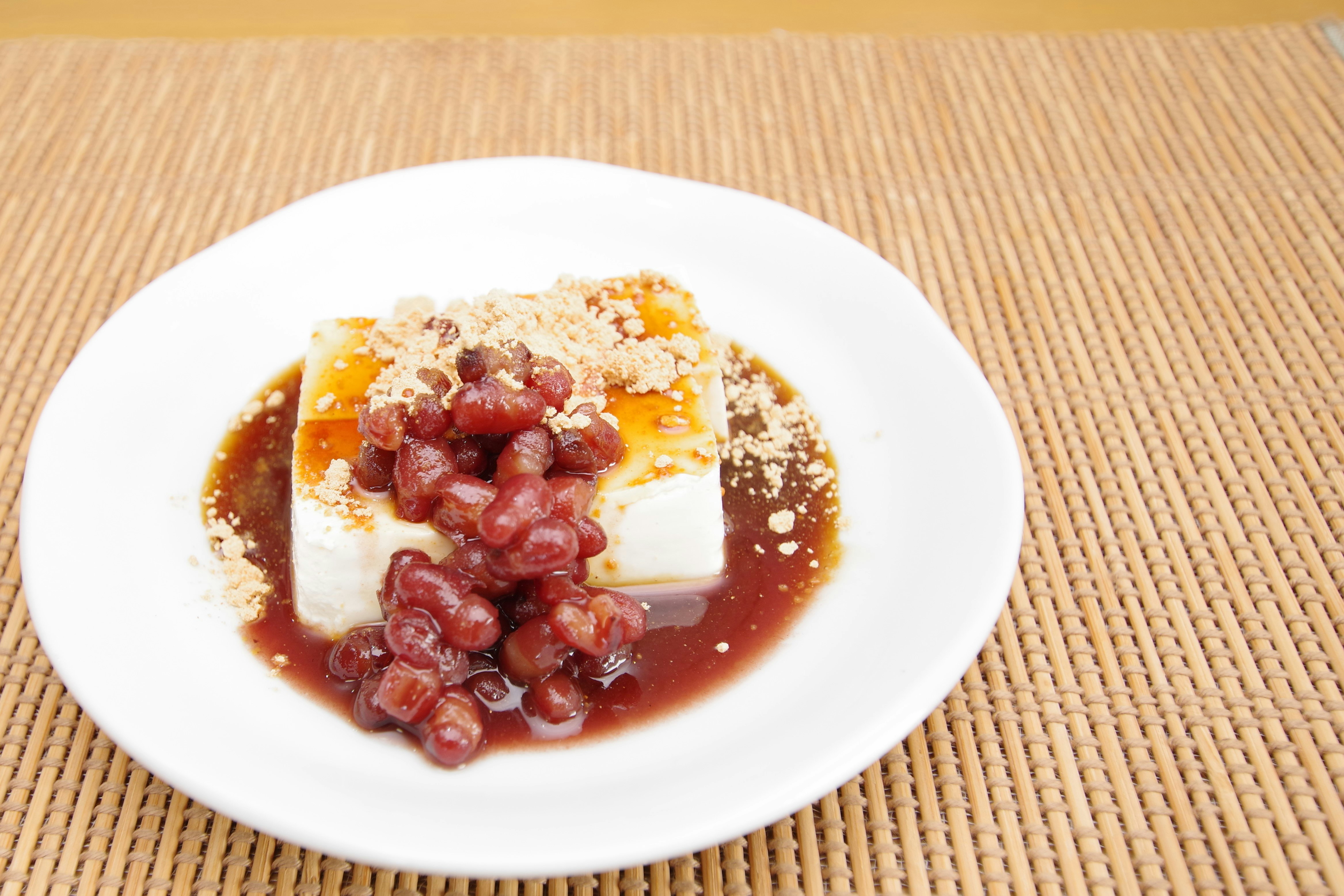tahu dengan kacang merah dan saus di atas piring