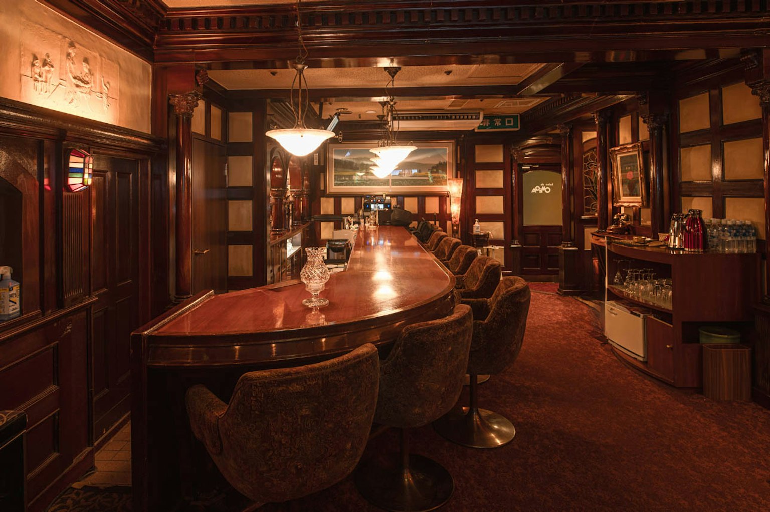 Intérieur de bar confortable avec comptoir en bois et chaises moelleuses Éclairage doux créant une ambiance chaleureuse