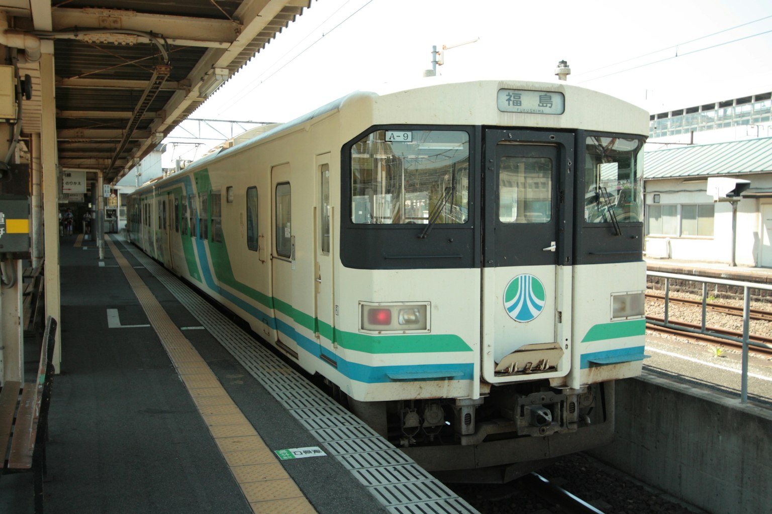 藍白設計的列車停在車站