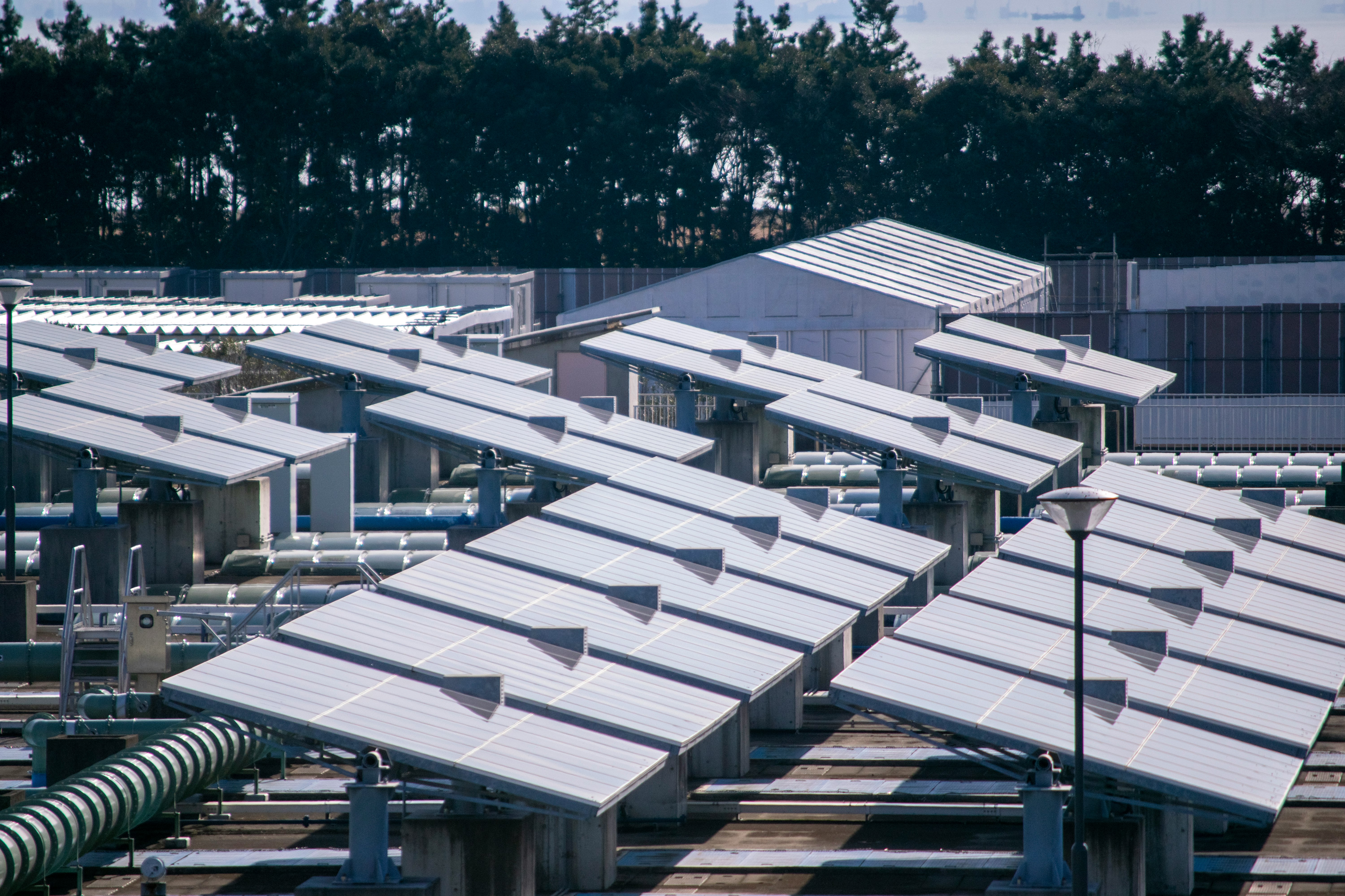 太陽光パネルが並ぶ発電設備の屋根上風景