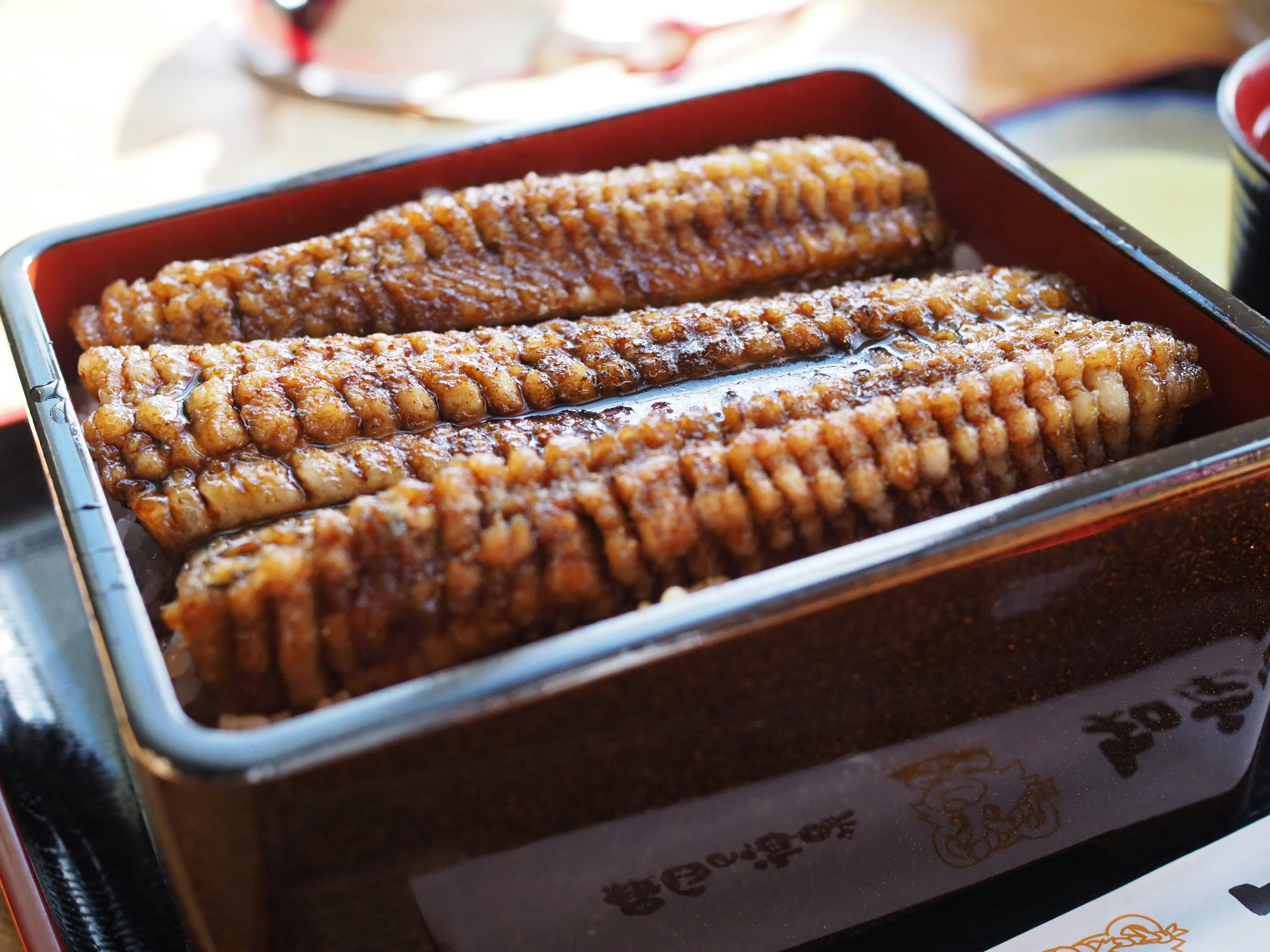 焼き鰻が入った赤い箱
