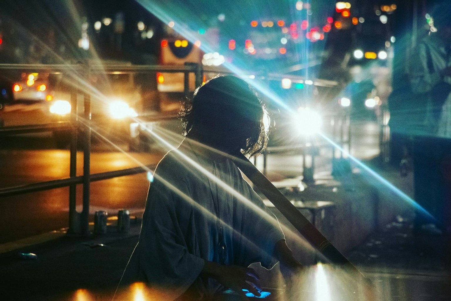 夜晚城市明亮燈光中的女性輪廓