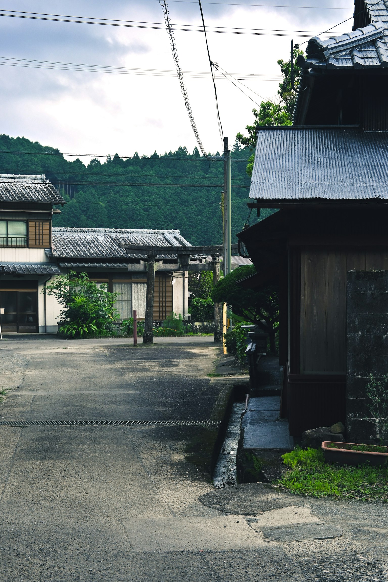 Ruhige japanische Straßenansicht mit traditionellen Häusern und Berglandschaft