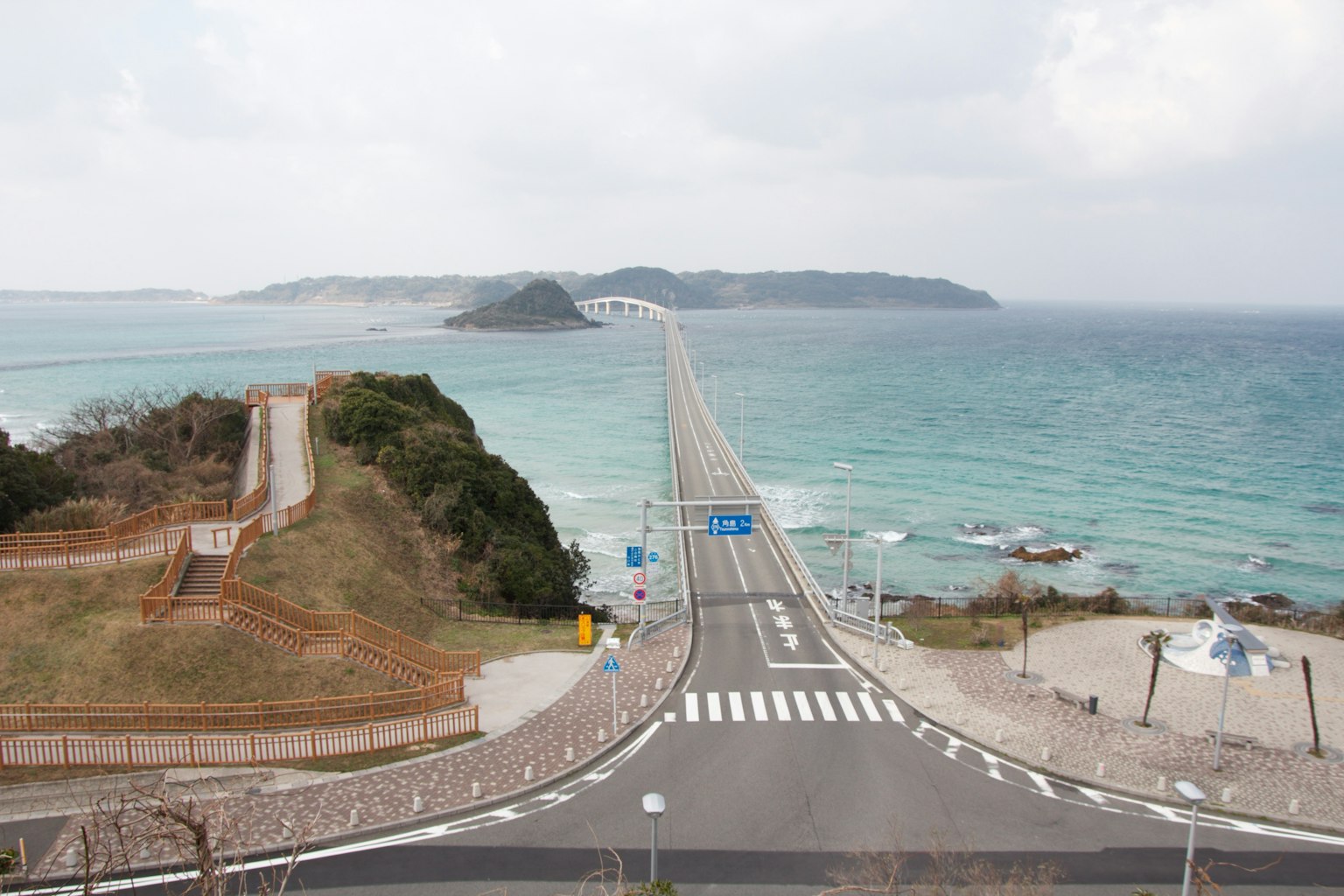 一条通向被海洋包围的岛屿的道路