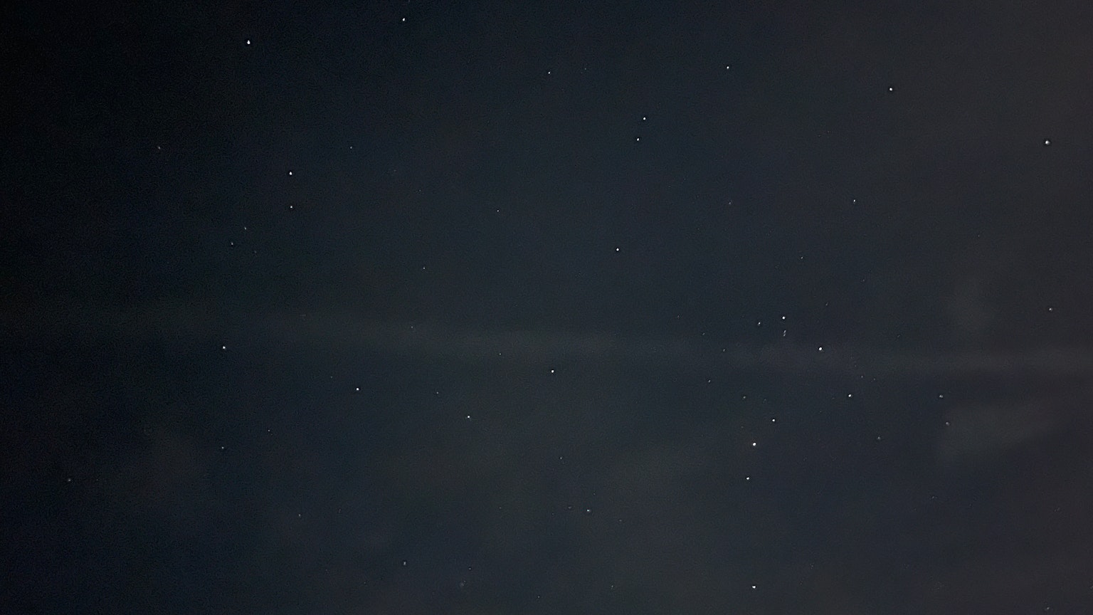 一片星空，散布着小光点，背景为黑暗