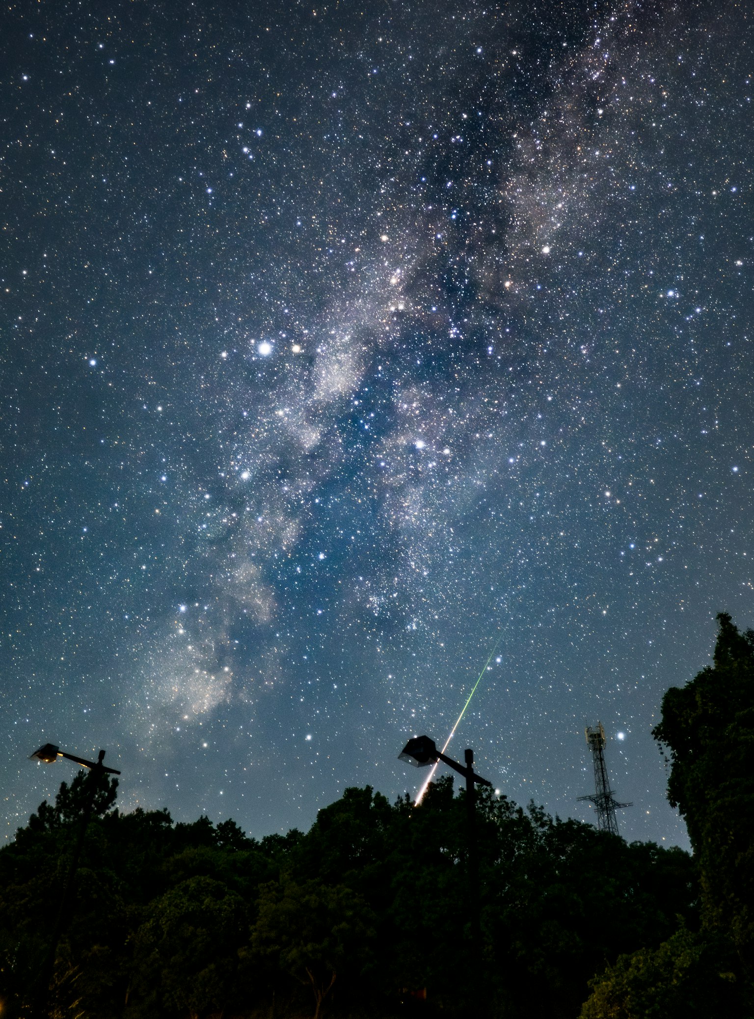 Ciel nocturne magnifique avec la Voie lactée et une étoile filante