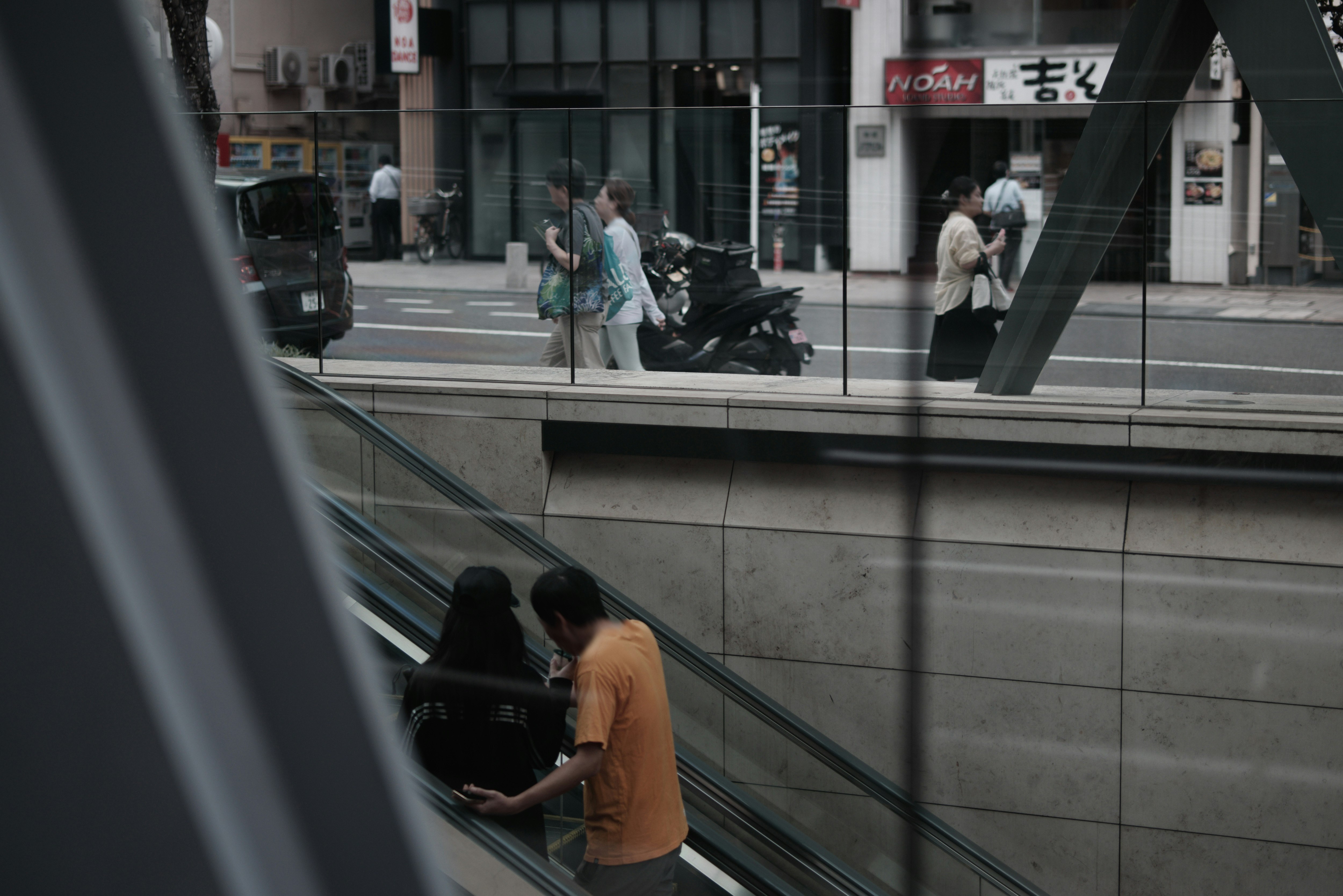 エスカレーターのある都市の街並み