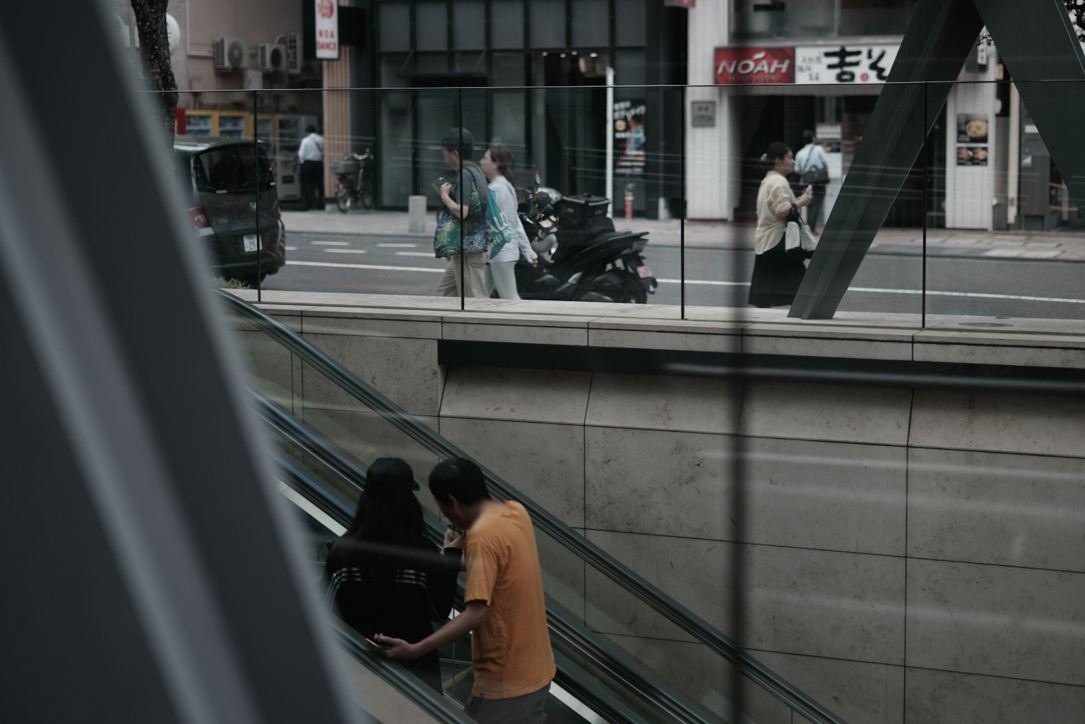 에스컬레이터에 앉아 있는 커플과 도시 배경