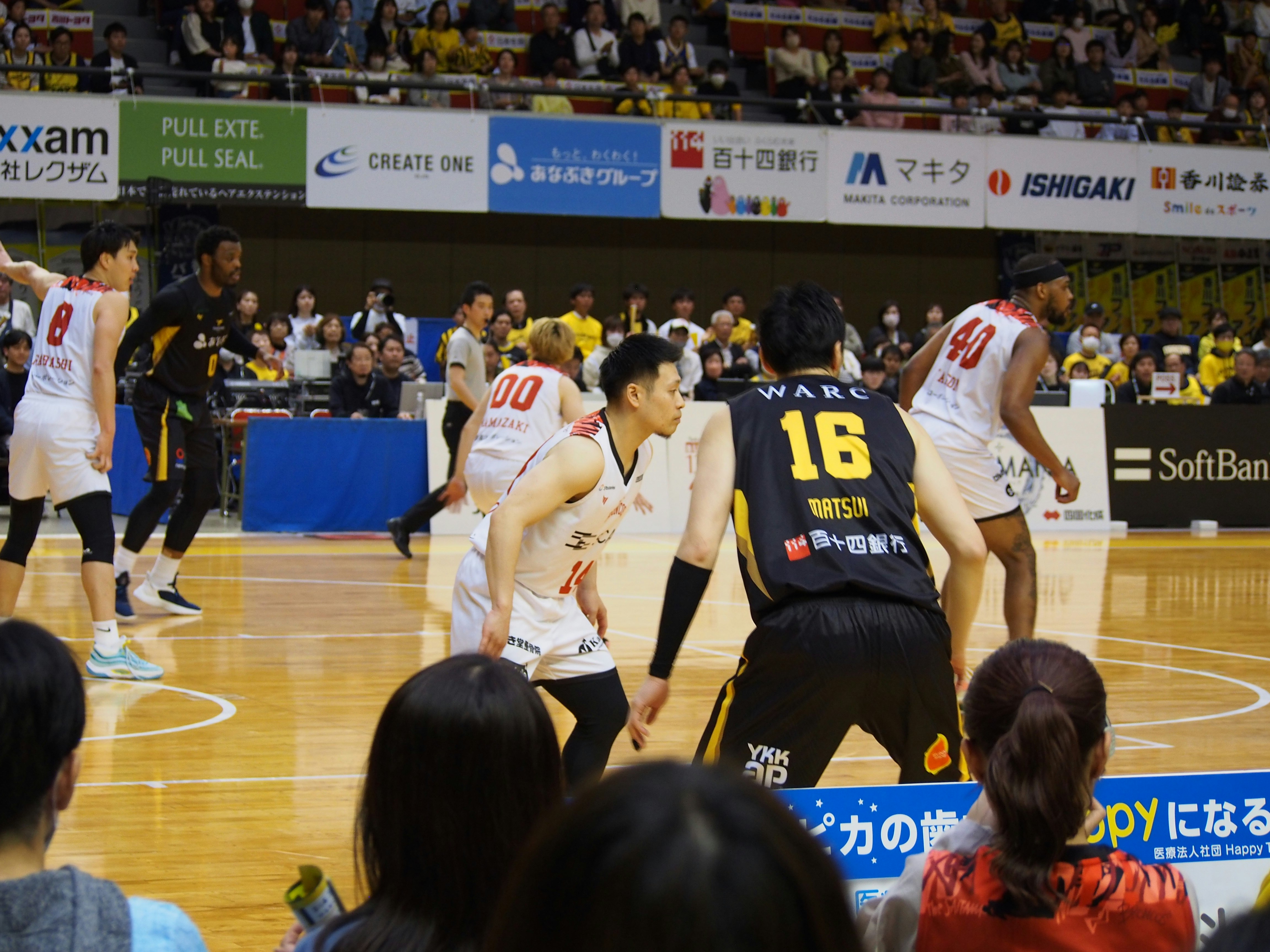 バスケットボールの試合中のコート上の選手たち