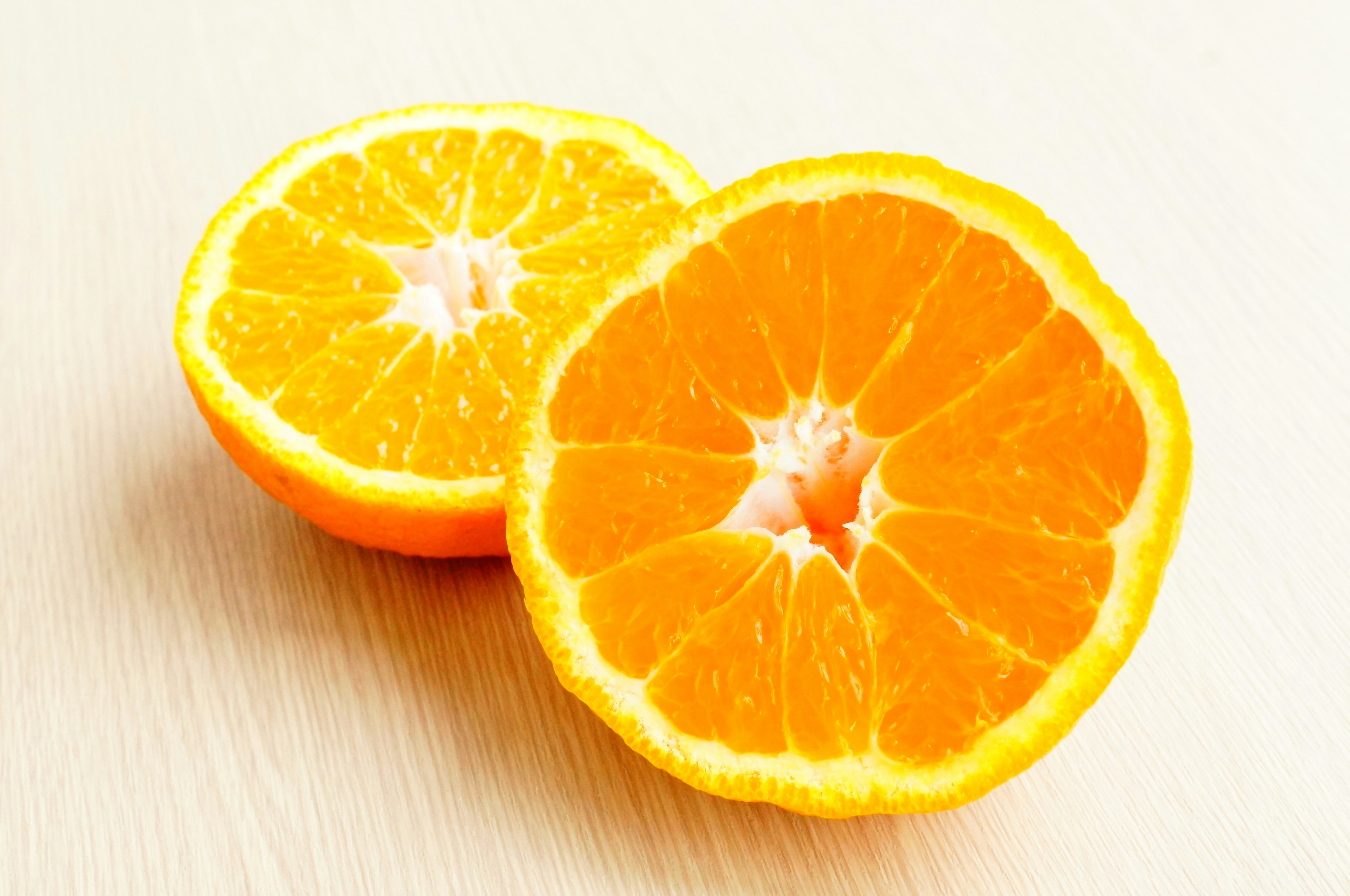 các lát cam trên nền trắng