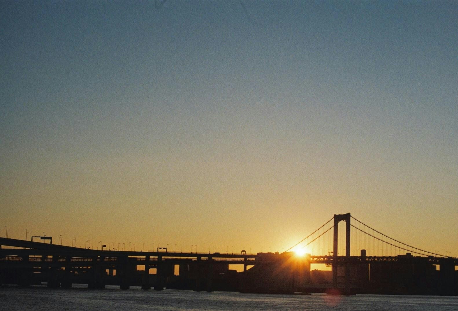 scène de pont au crépuscule au bord de l’eau