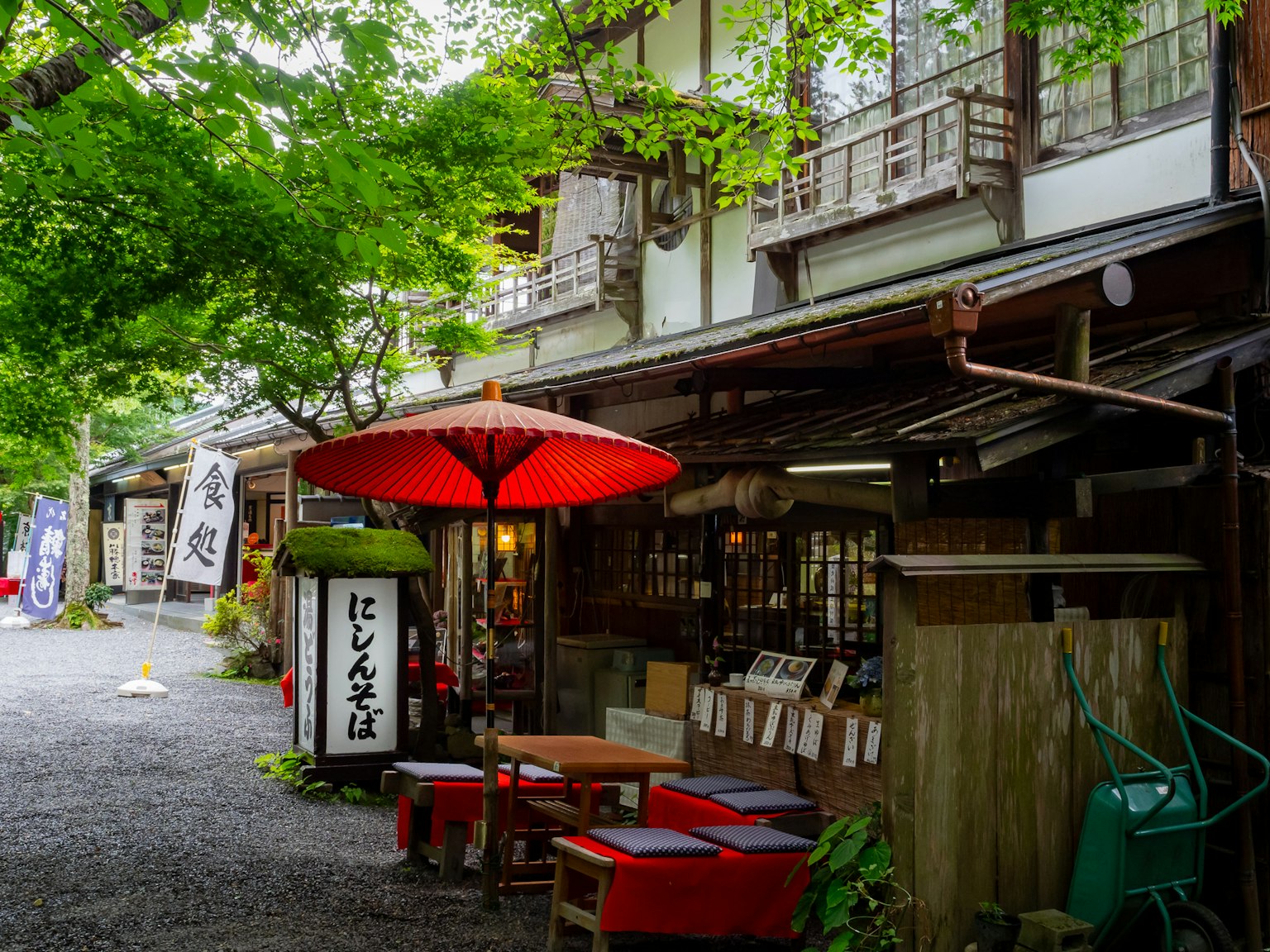 宁静街道上传统茶馆和红伞的风景