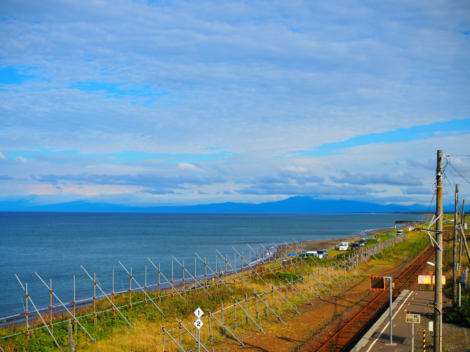蓝色海洋和天空的风景 可见沙滩和草地