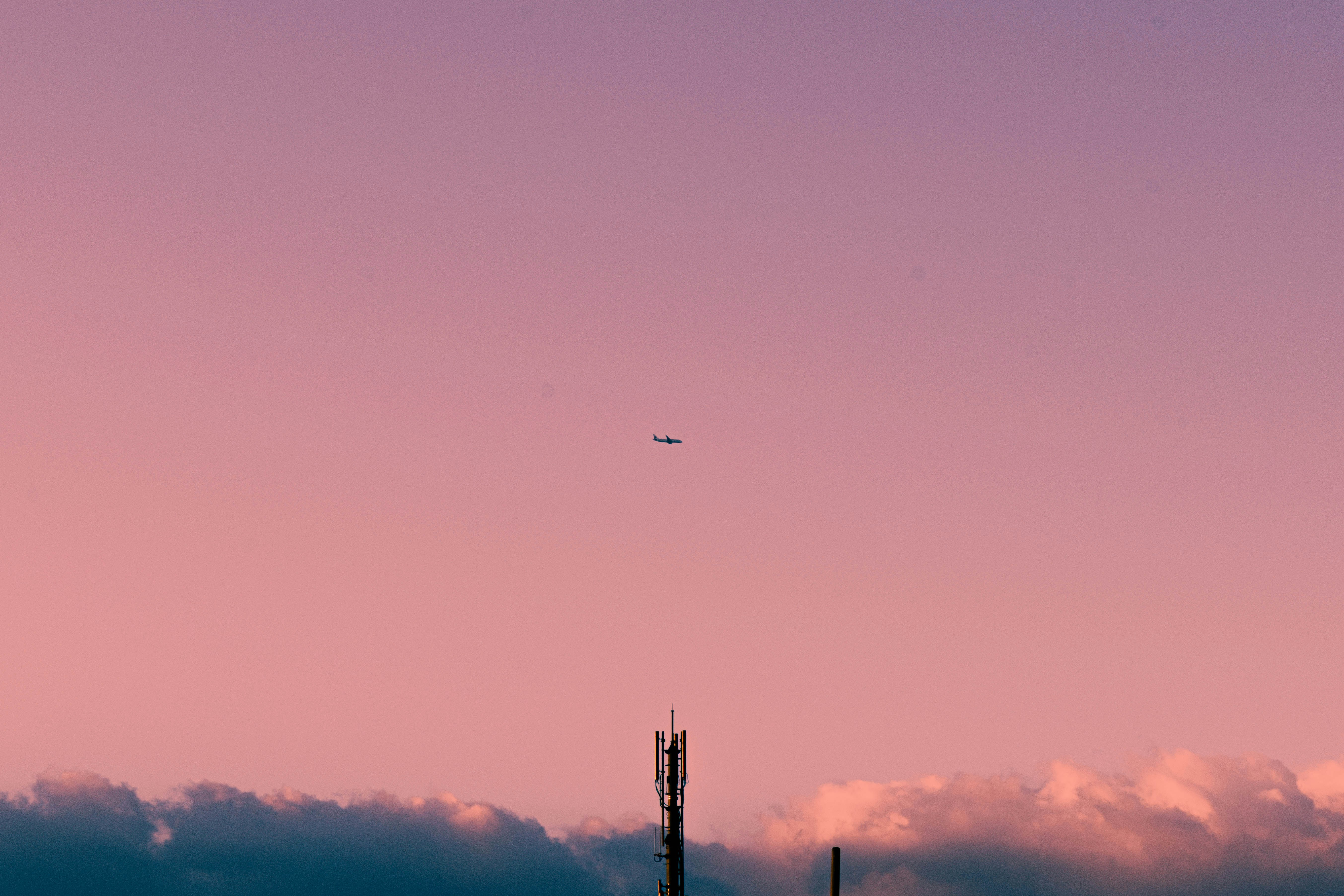 夕焼けの空と雲、遠くに見えるアンテナ