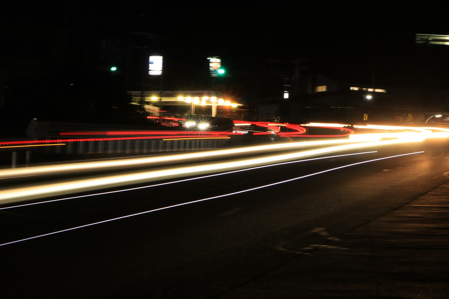 Lichtspuren von Autos auf einer dunklen Straße