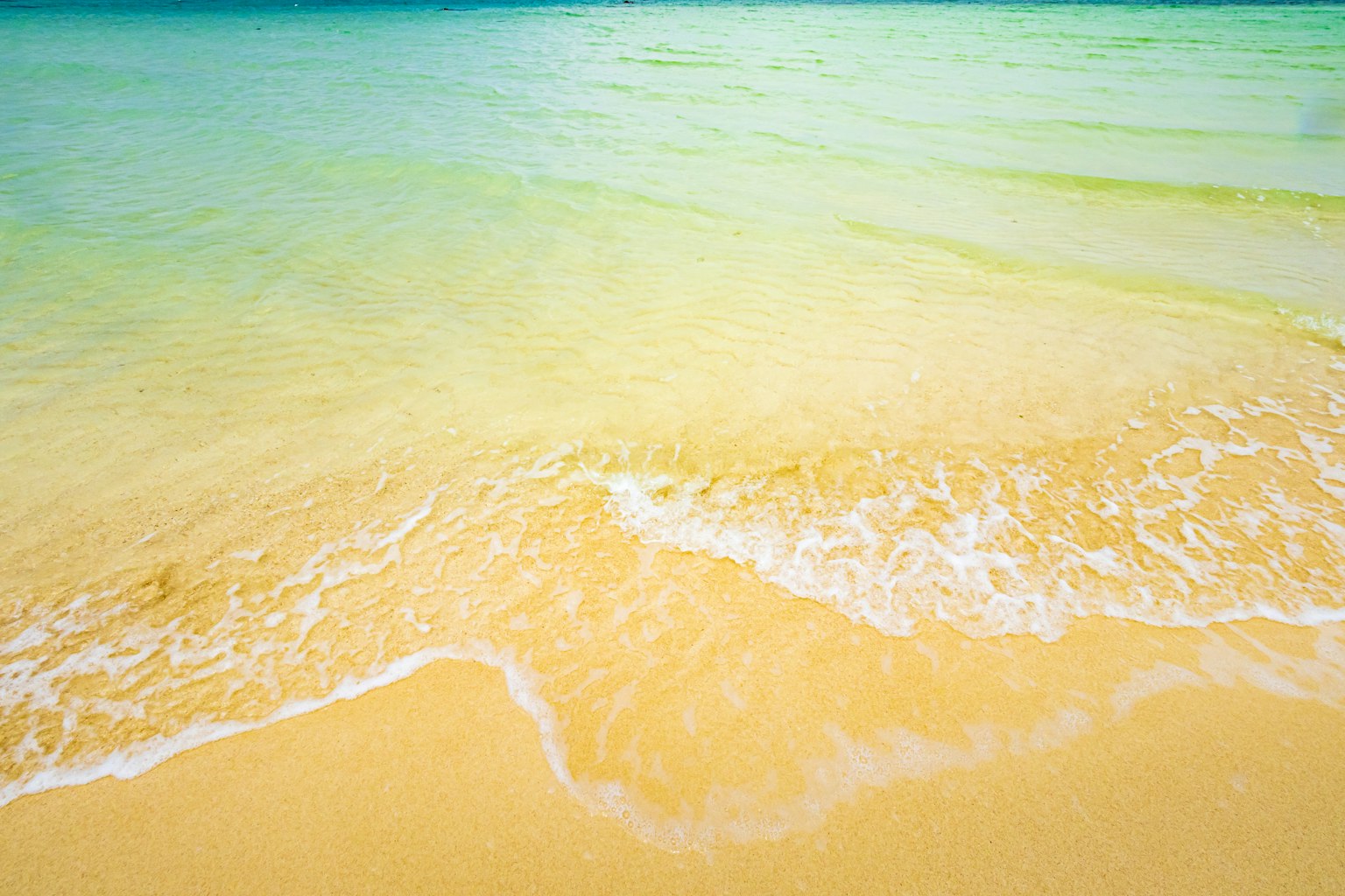 Schöner Sandstrand mit sanften Wellen