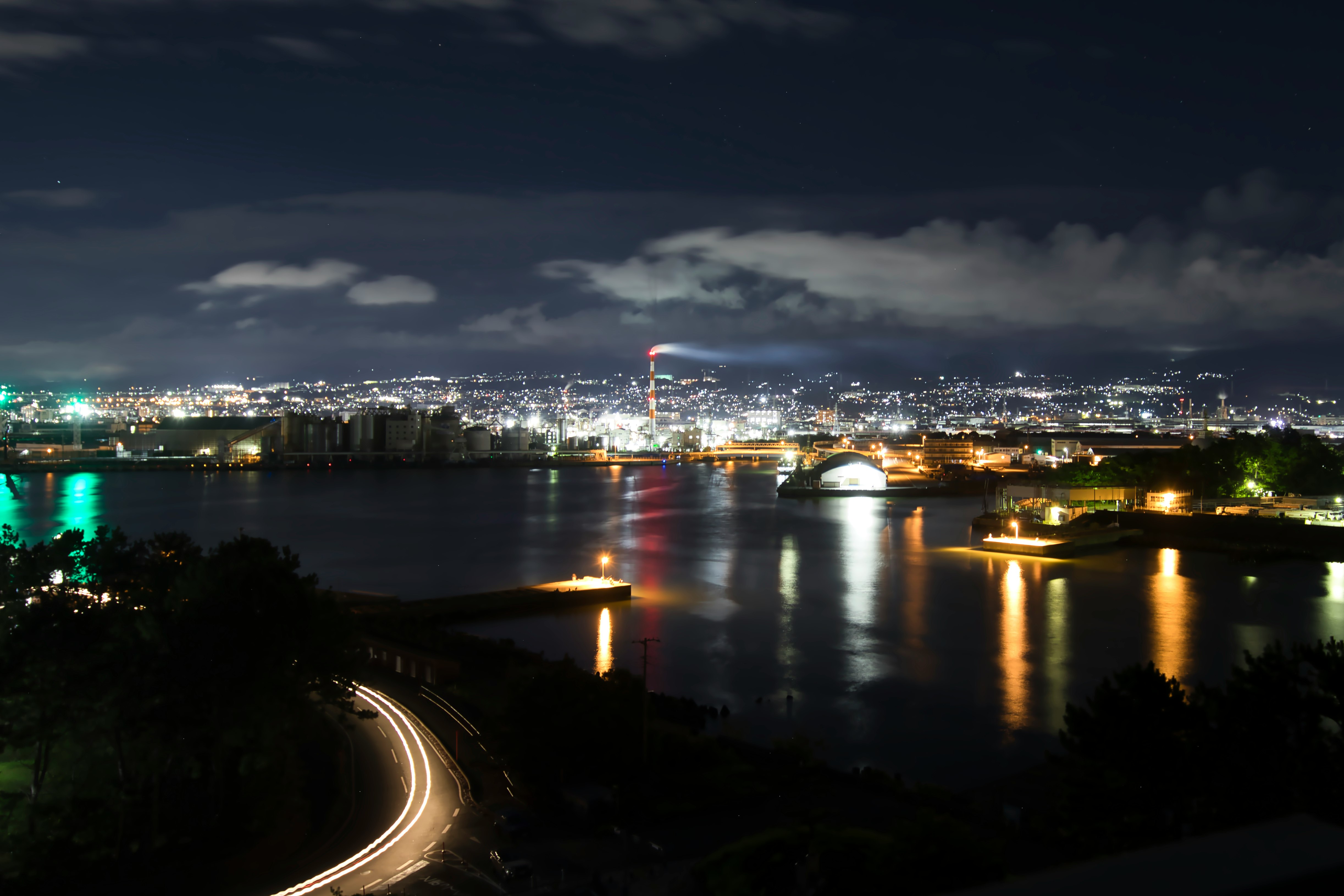 夜景の湾岸と対岸の工業地帯の灯り