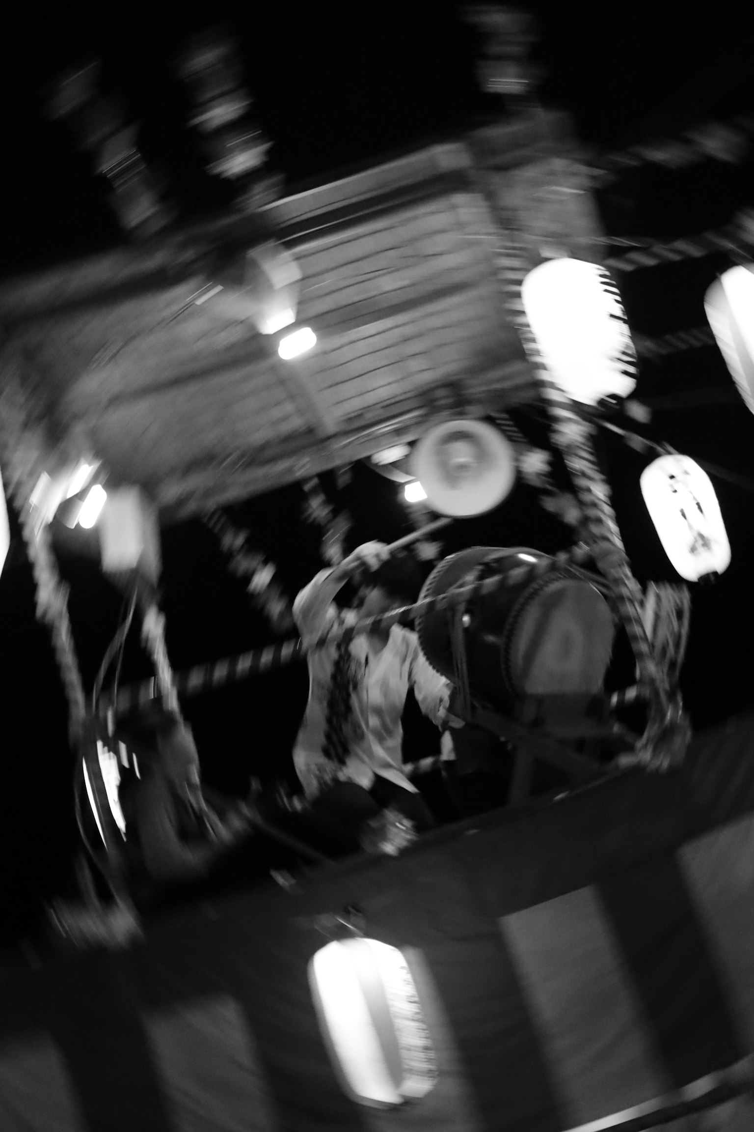 Persone che suonano i tamburi a un festival notturno con luci di lanterne