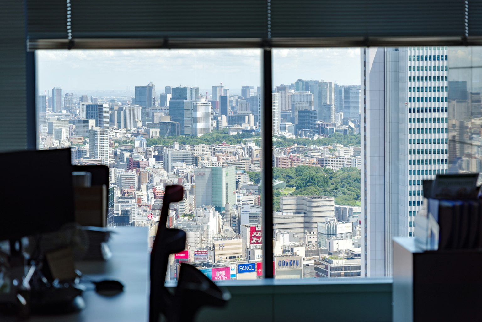 Stadtansicht von Tokio aus einem Bürofester