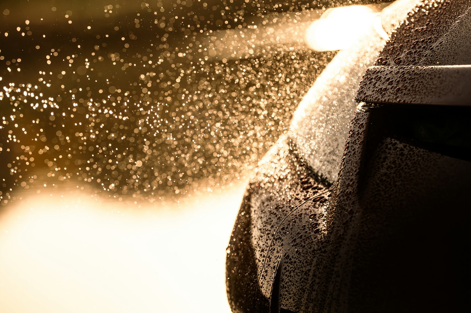 자동차 타이어에서 튀는 물방울과 빛의 반사
