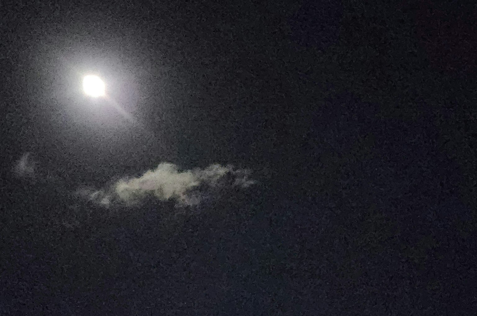 Bulan terang di langit malam dengan awan samar
