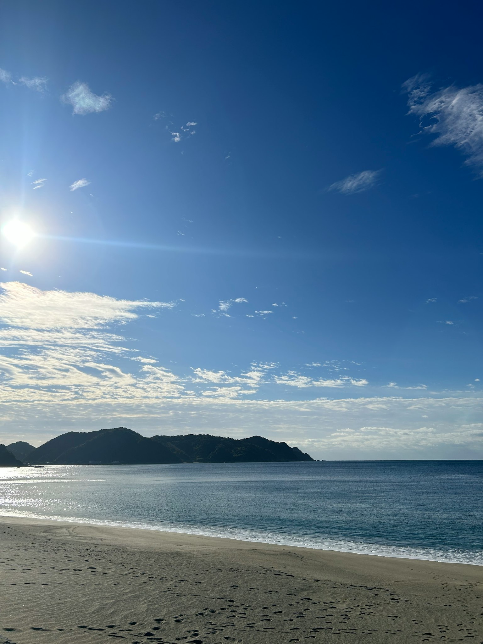 Vista di spiaggia con cielo blu e oceano calmo sole splendente